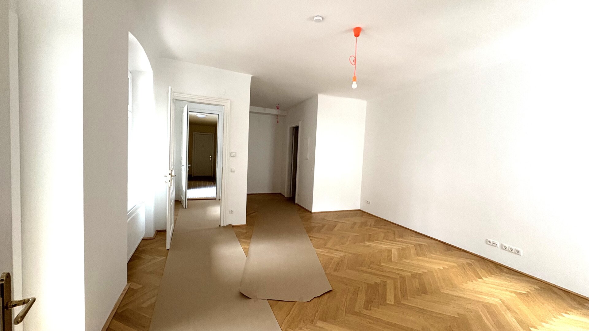 Mit Liebe und Leidenschaft saniertes 2-Zimmer-Altbaujuwel im 2. Liftstock mit großzügigem Balkon