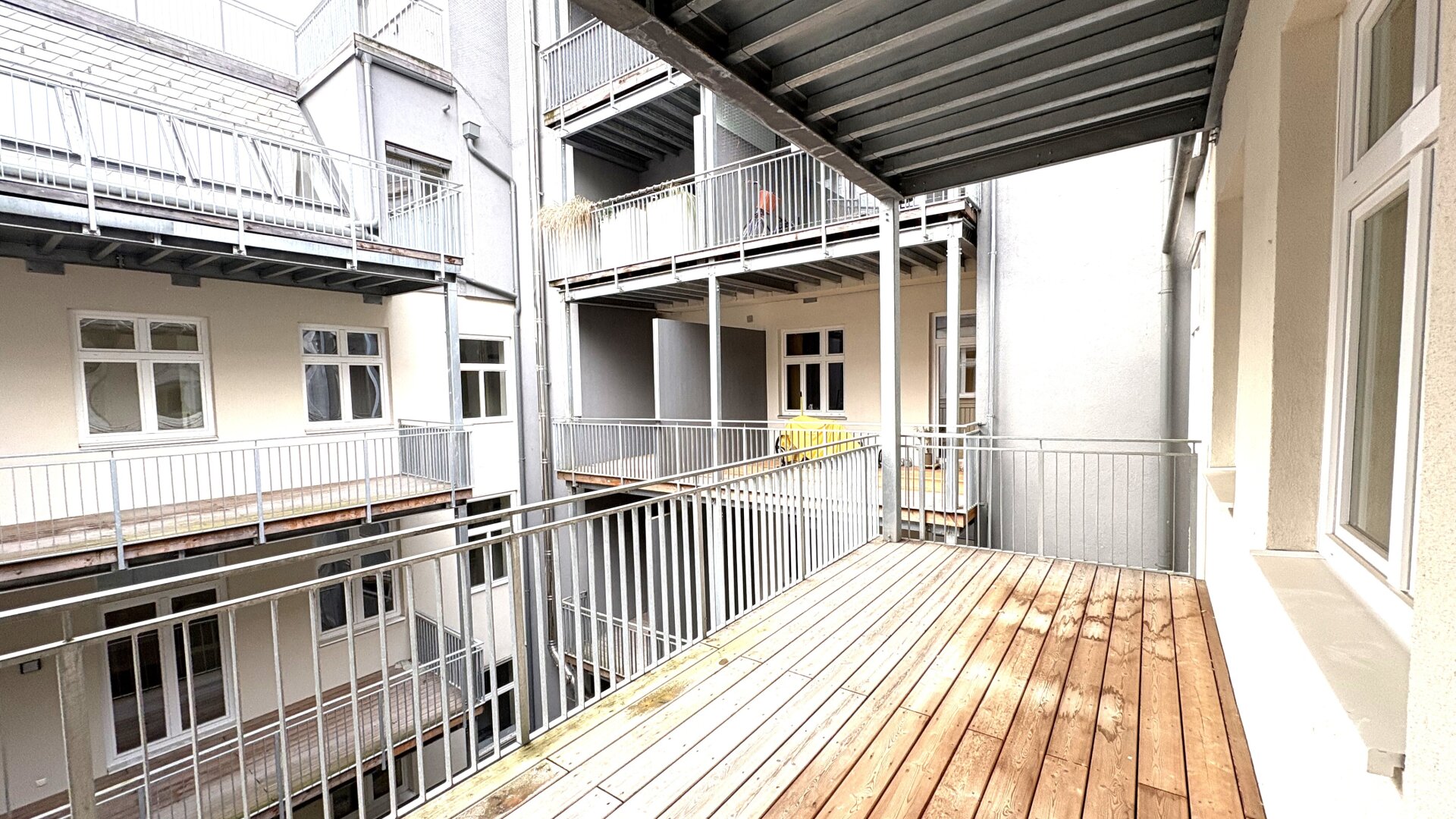 Mit Liebe und Leidenschaft saniertes 2-Zimmer-Altbaujuwel im 2. Liftstock mit großzügigem Balkon