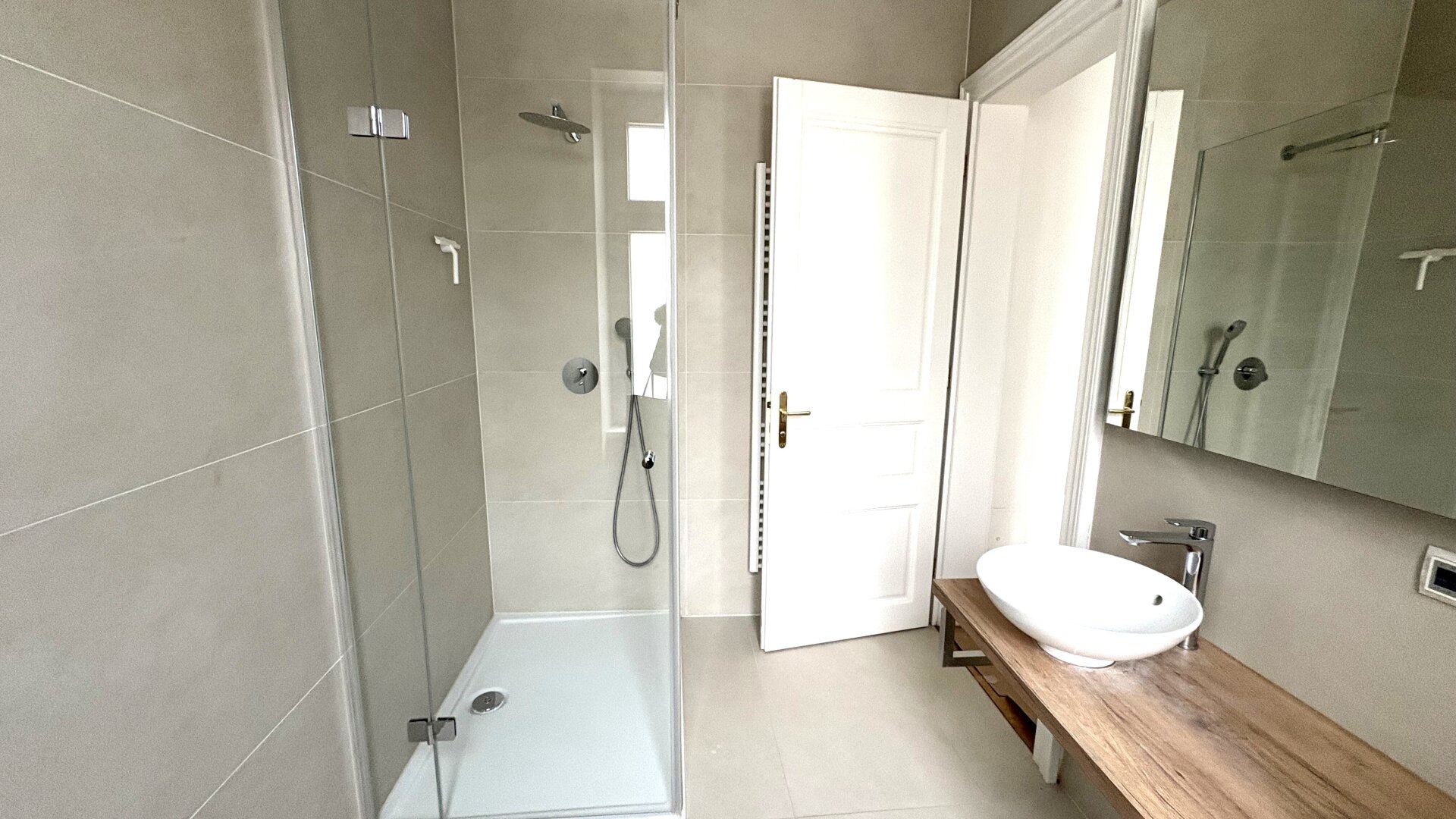 Mit Liebe und Leidenschaft saniertes 2-Zimmer-Altbaujuwel im 2. Liftstock mit großzügigem Balkon