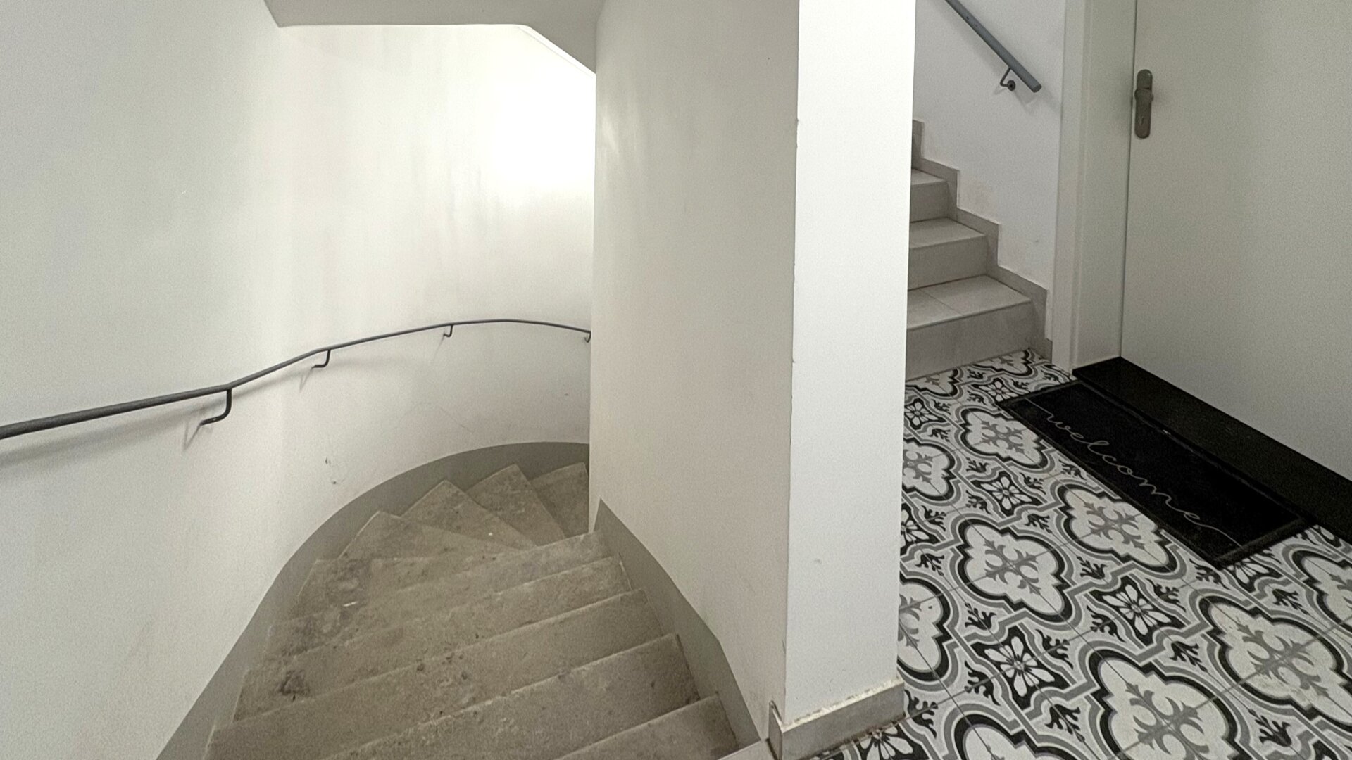 Mit Liebe und Leidenschaft saniertes 2-Zimmer-Altbaujuwel im 2. Liftstock mit großzügigem Balkon