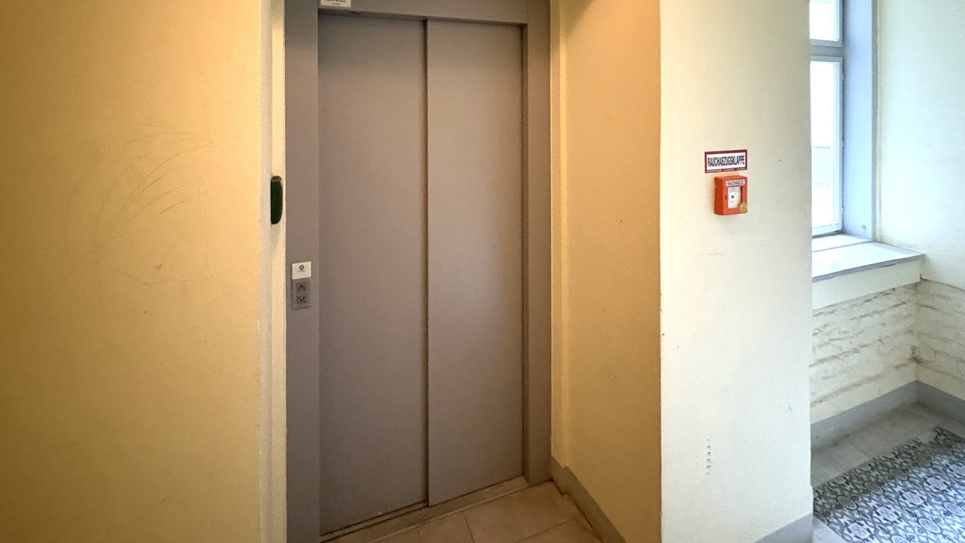 Mit Liebe und Leidenschaft saniertes 2-Zimmer-Altbaujuwel im 2. Liftstock mit großzügigem Balkon