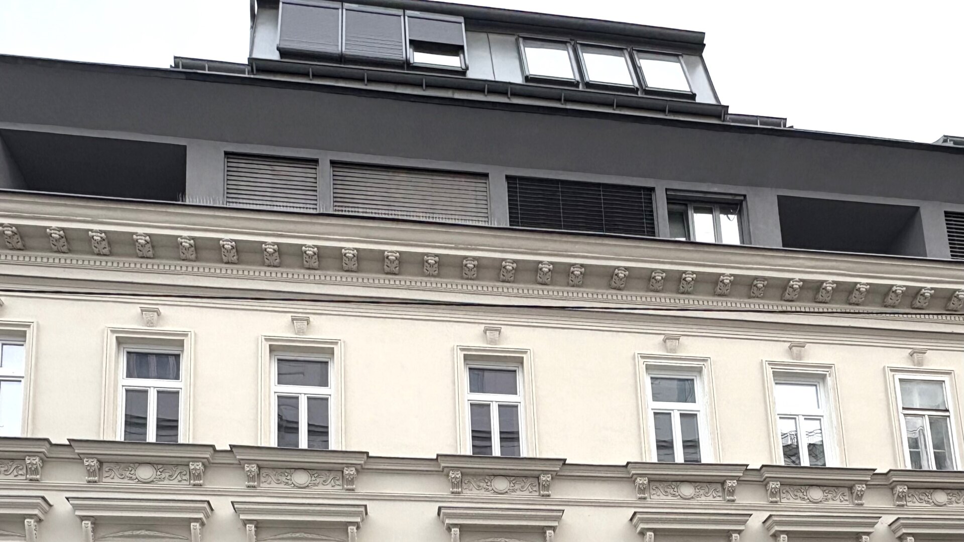 Mit Liebe und Leidenschaft saniertes 2-Zimmer-Altbaujuwel im 2. Liftstock mit großzügigem Balkon