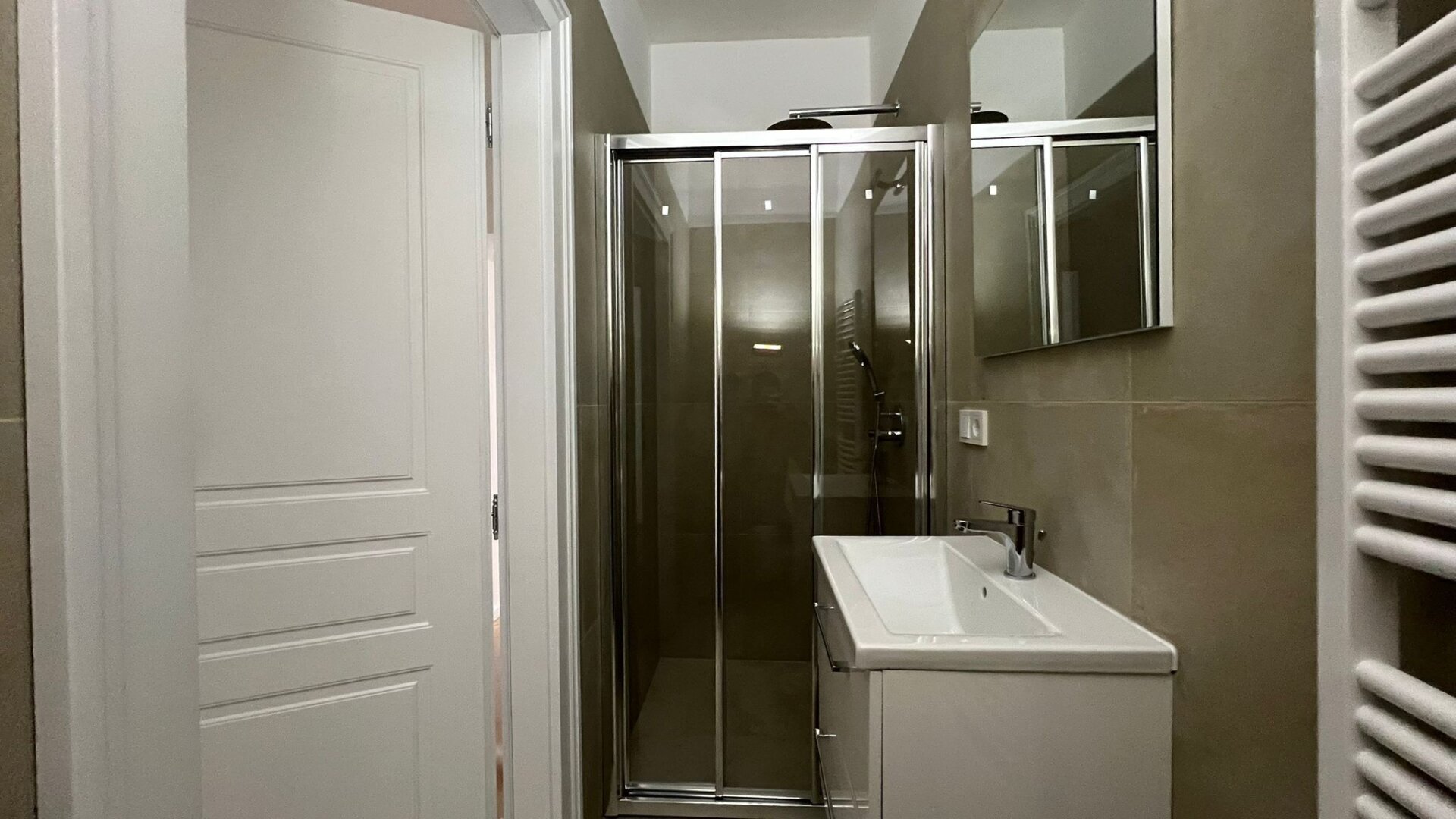 Erstbezug! Top sanierte Wohnung im Gründerzeithaus!
