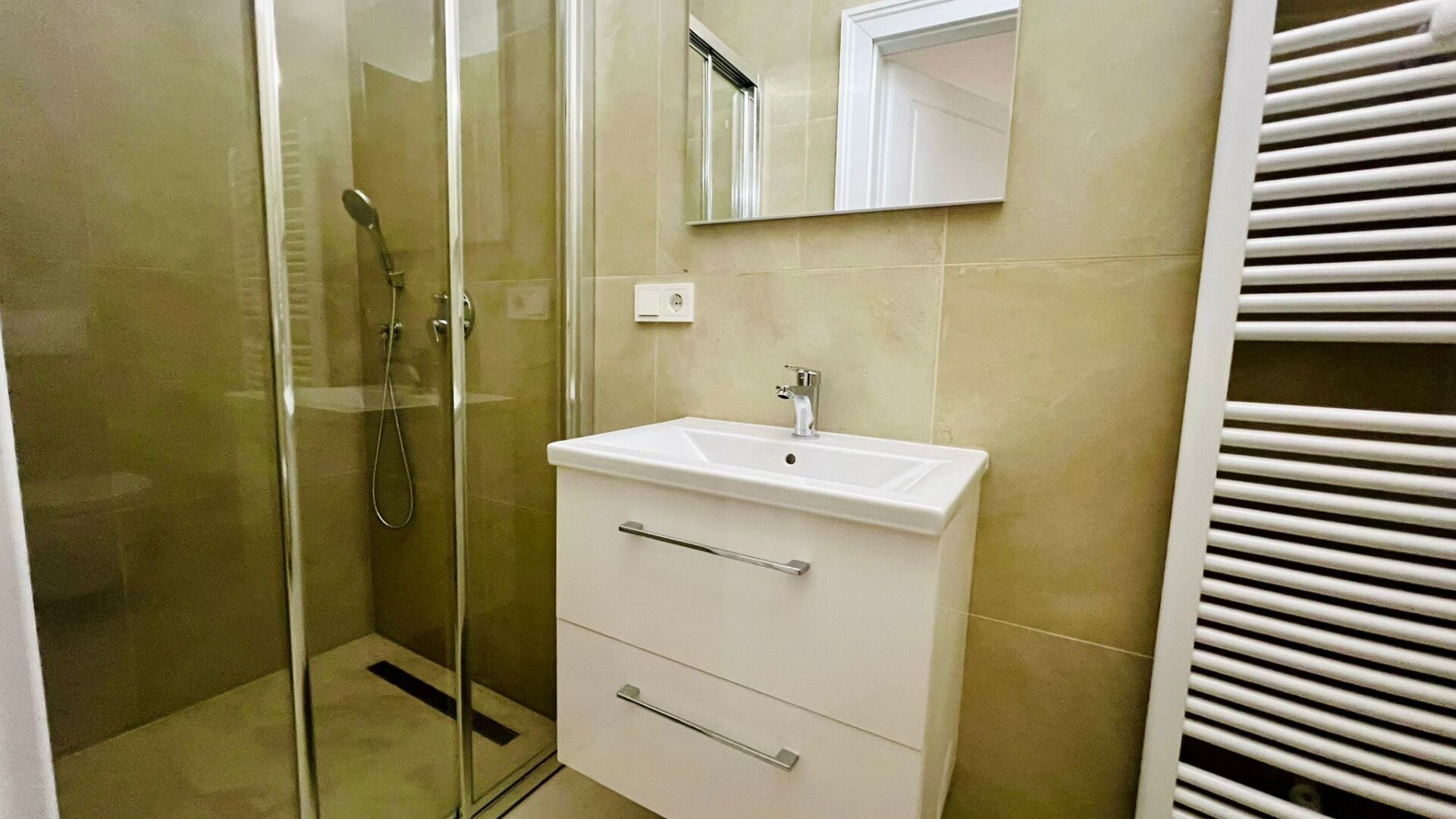Erstbezug! Top sanierte Wohnung im Gründerzeithaus!