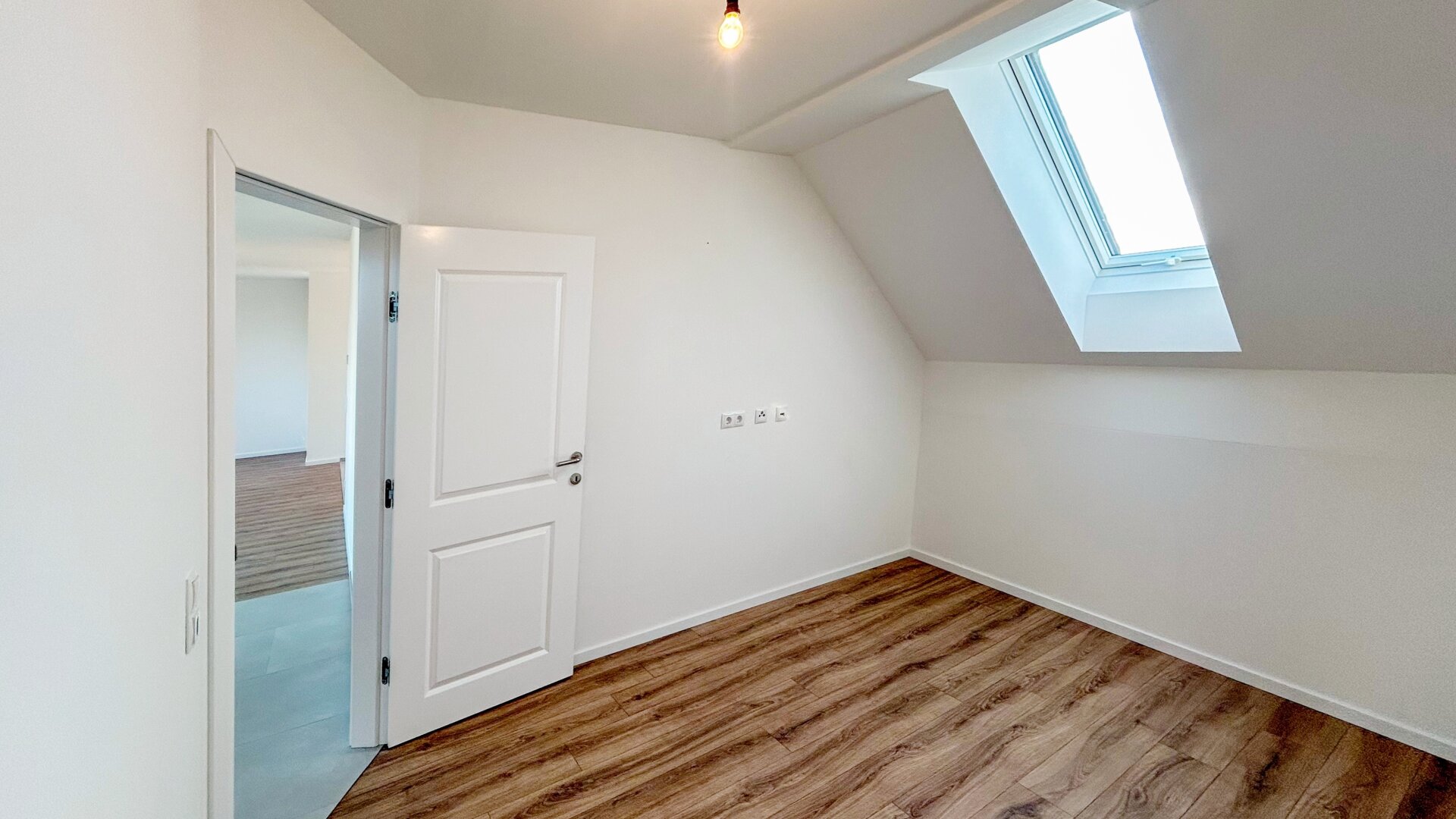 Moderne Anlagewohnung mit Balkon und Stellplatz !