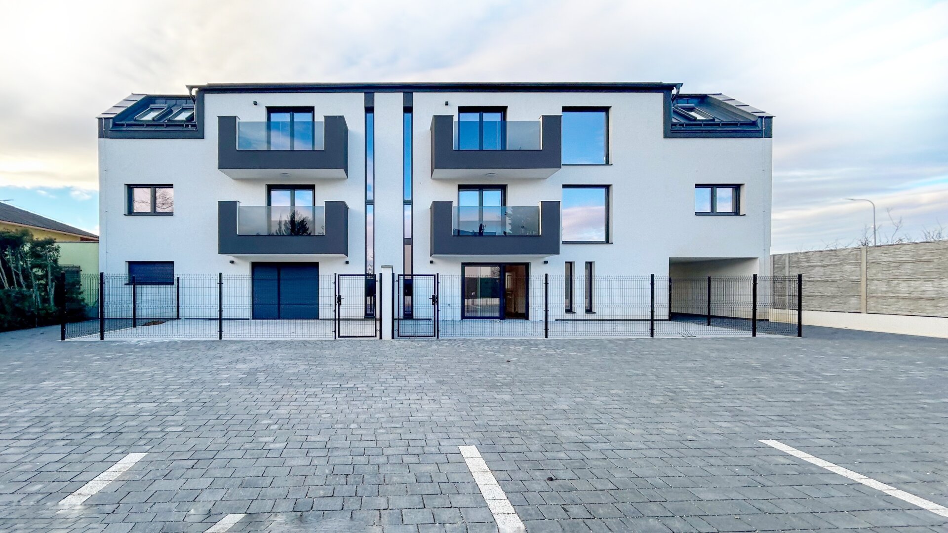 Moderne Anlagewohnung mit Balkon und Stellplatz !