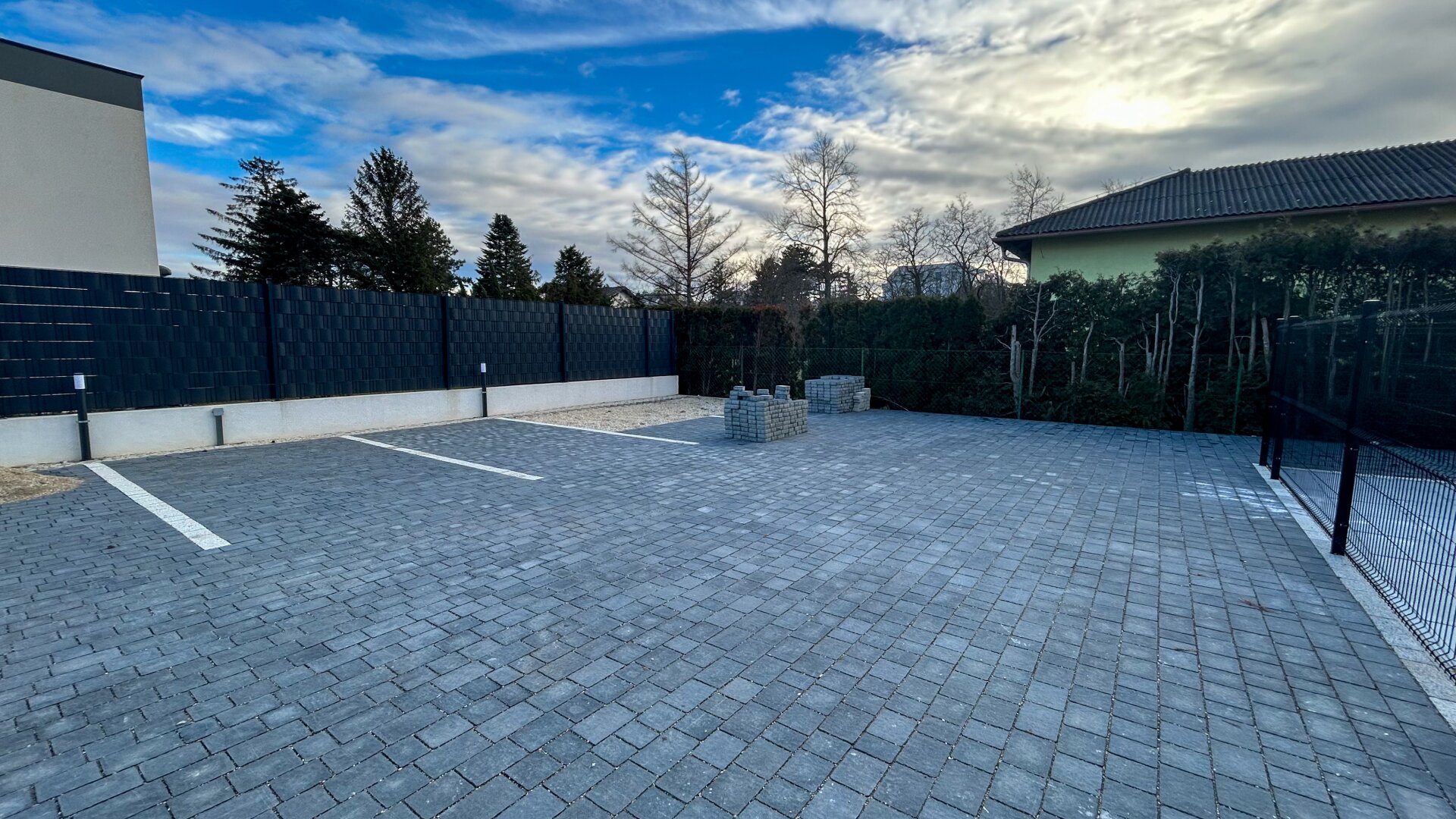 Moderne Anlagewohnung mit Balkon und Stellplatz !