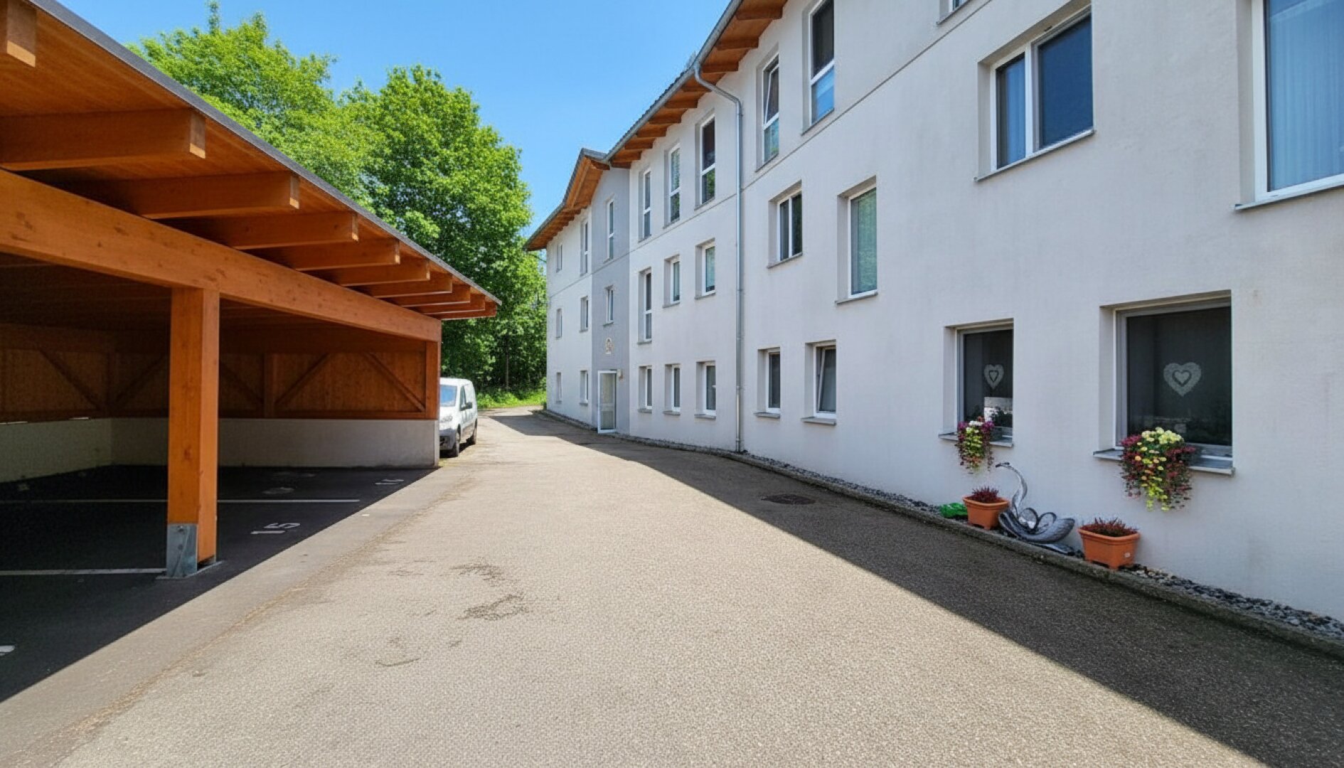 3 Raum Wohnung mit überdachten PKW Stellplatz