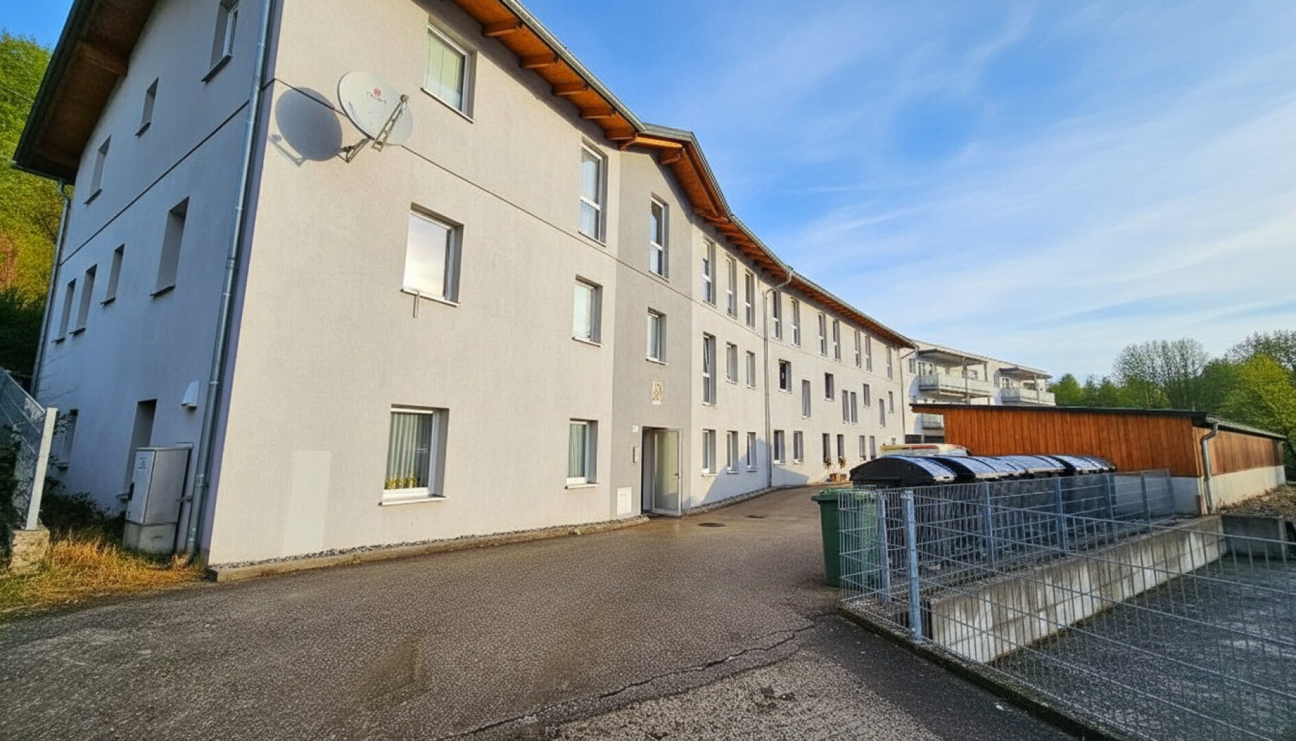 3 Raum Wohnung mit überdachten PKW Stellplatz