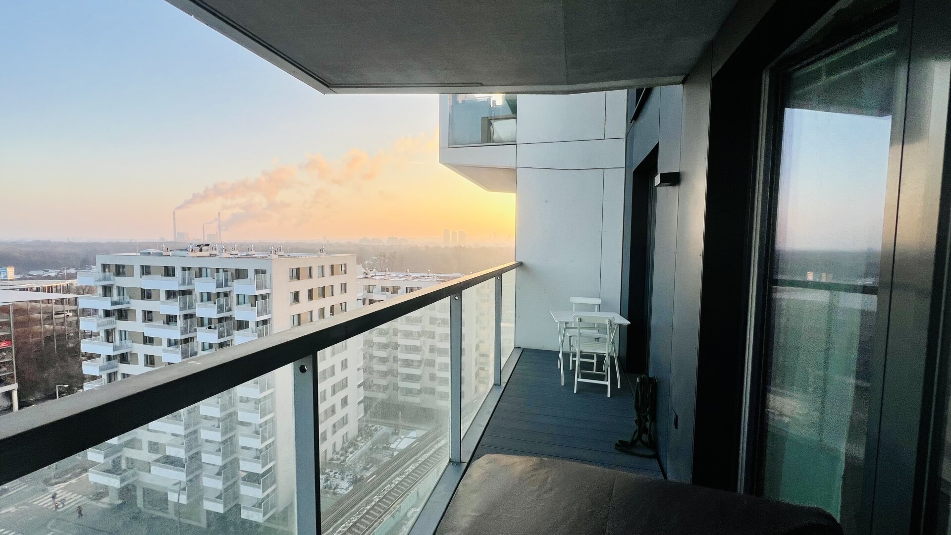 U2 vor der Tür - Marina Tower - Etage 10 - Donaublick - Sunset Balkon - Urban Lifestyle
