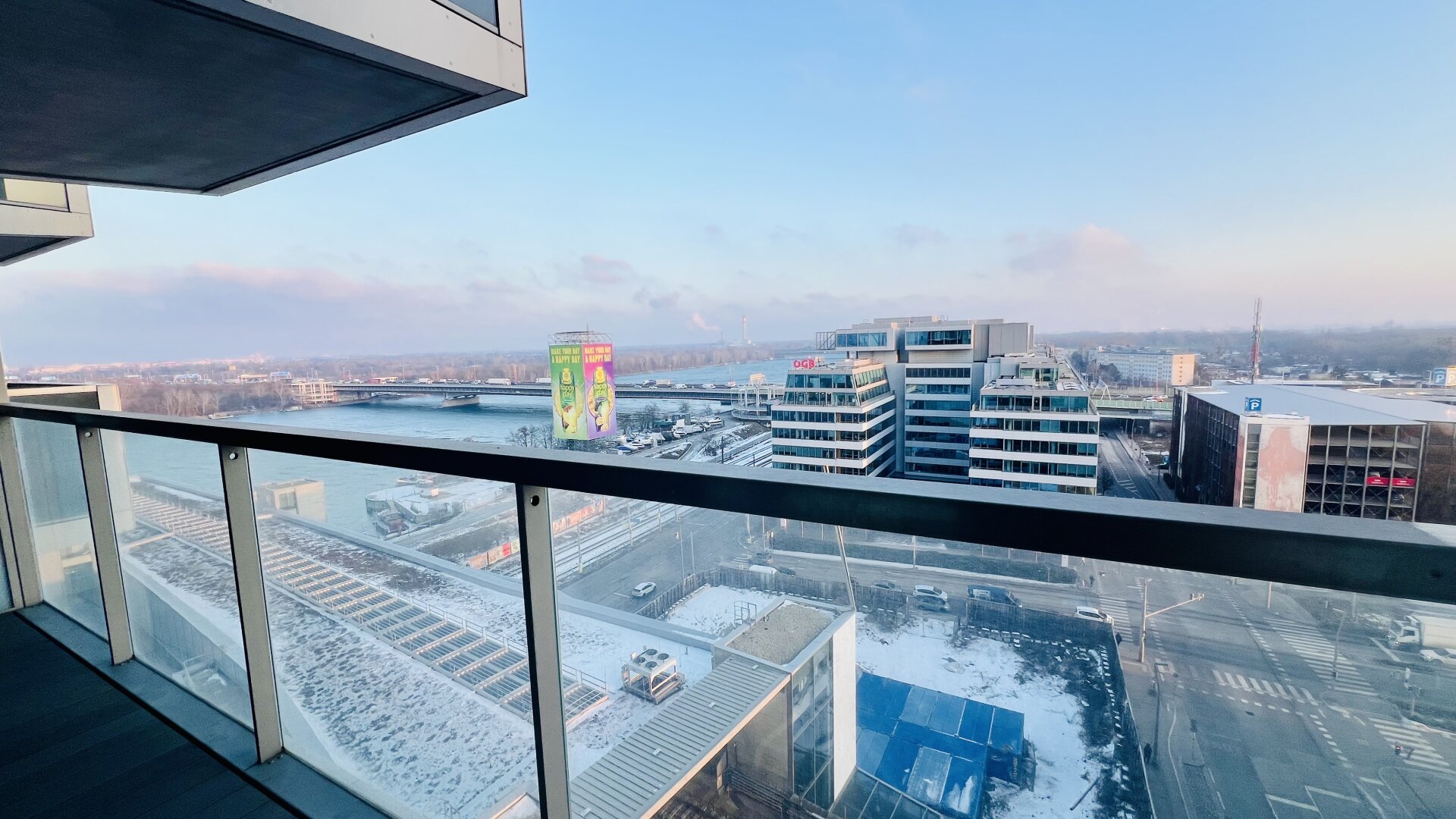 U2 vor der Tür - Marina Tower - Etage 10 - Donaublick - Sunset Balkon - Urban Lifestyle