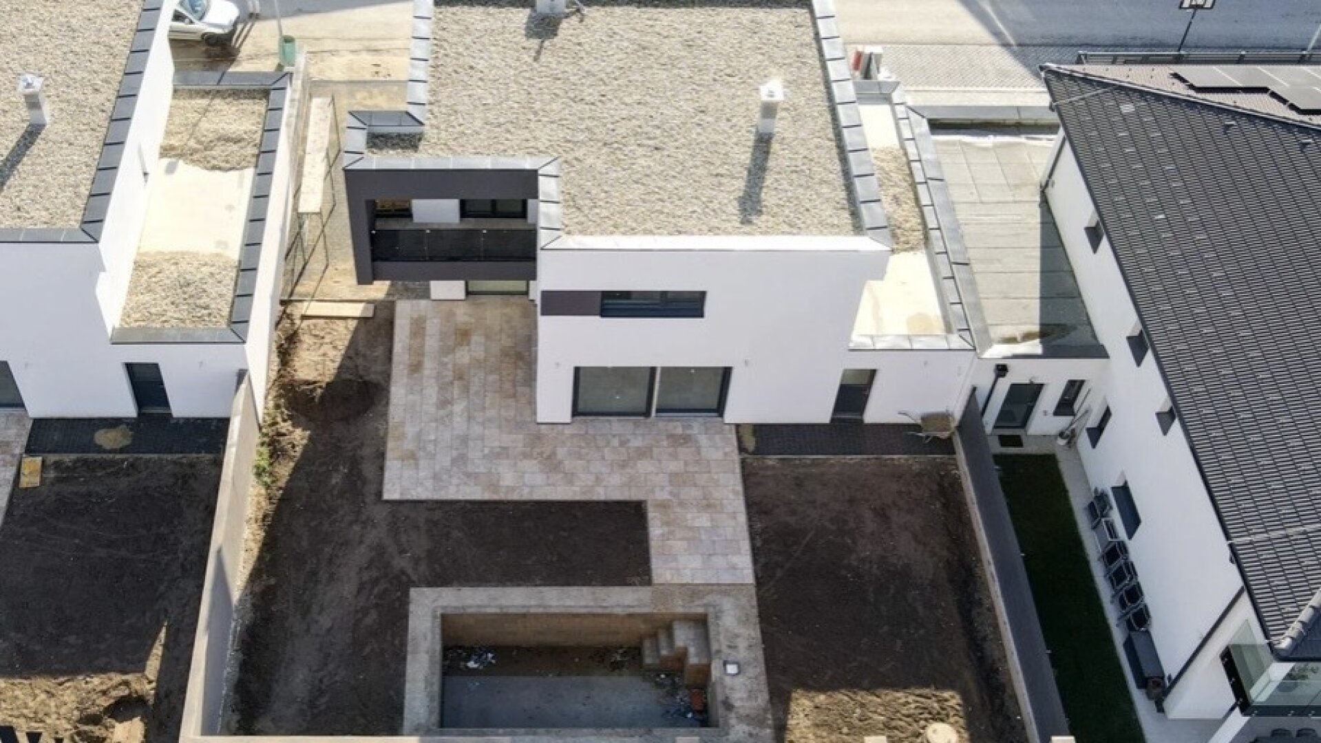Belagsfertig ! Exklusives Designhaus mit Privatpool und Travertin-Terrasse
