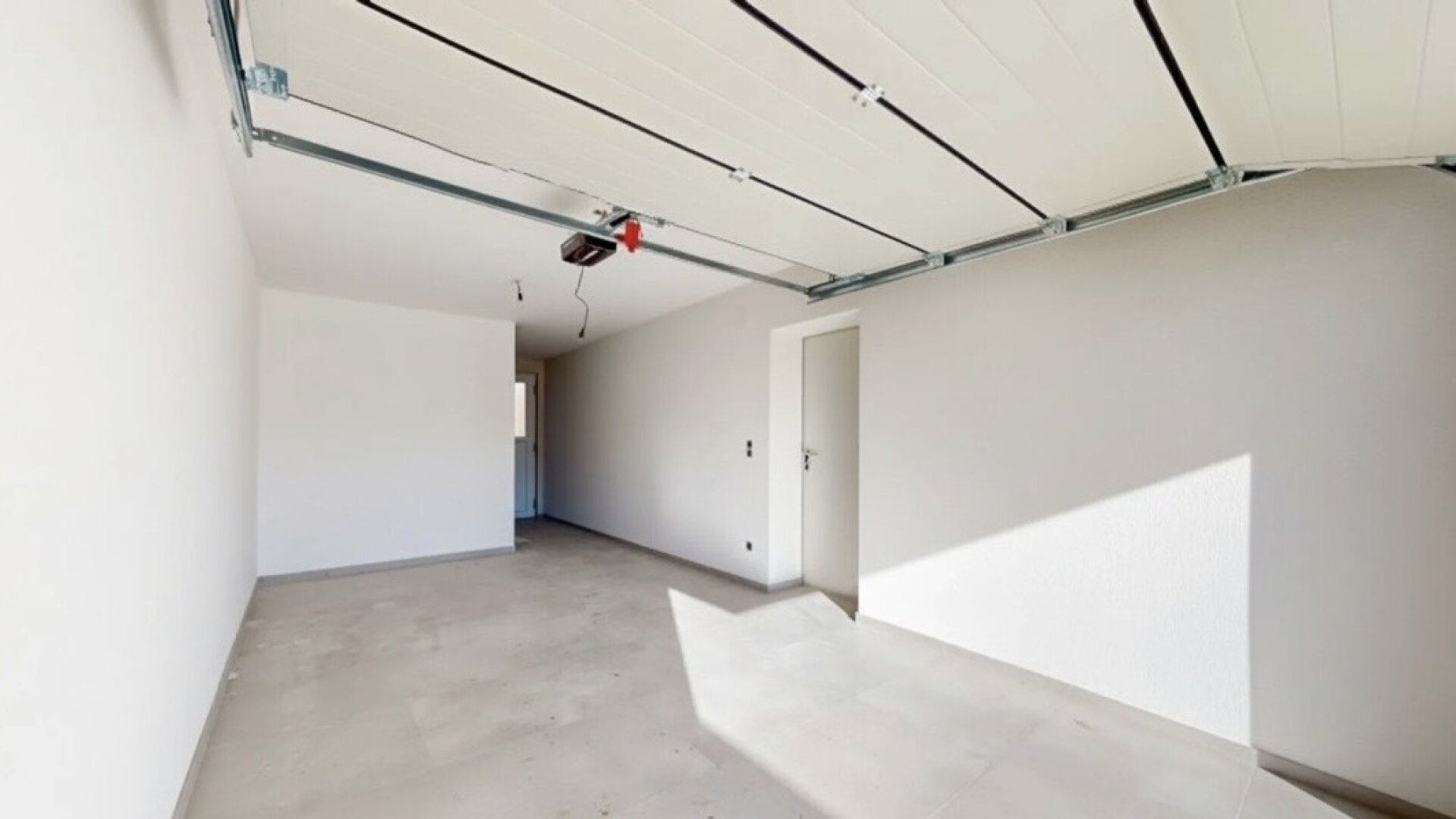 Belagsfertig ! Exklusives Designhaus mit Privatpool und Travertin-Terrasse