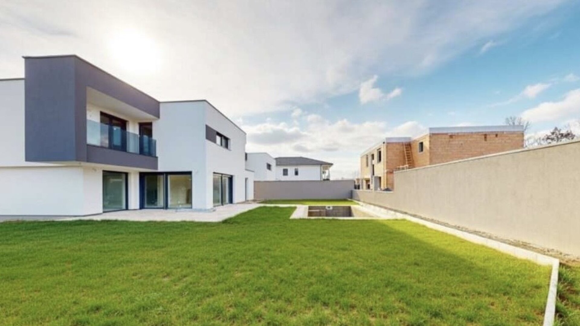 Schlüsselfertig! Ihr privates Refugium: Designhaus mit Pool und Naturstein-Terrasse