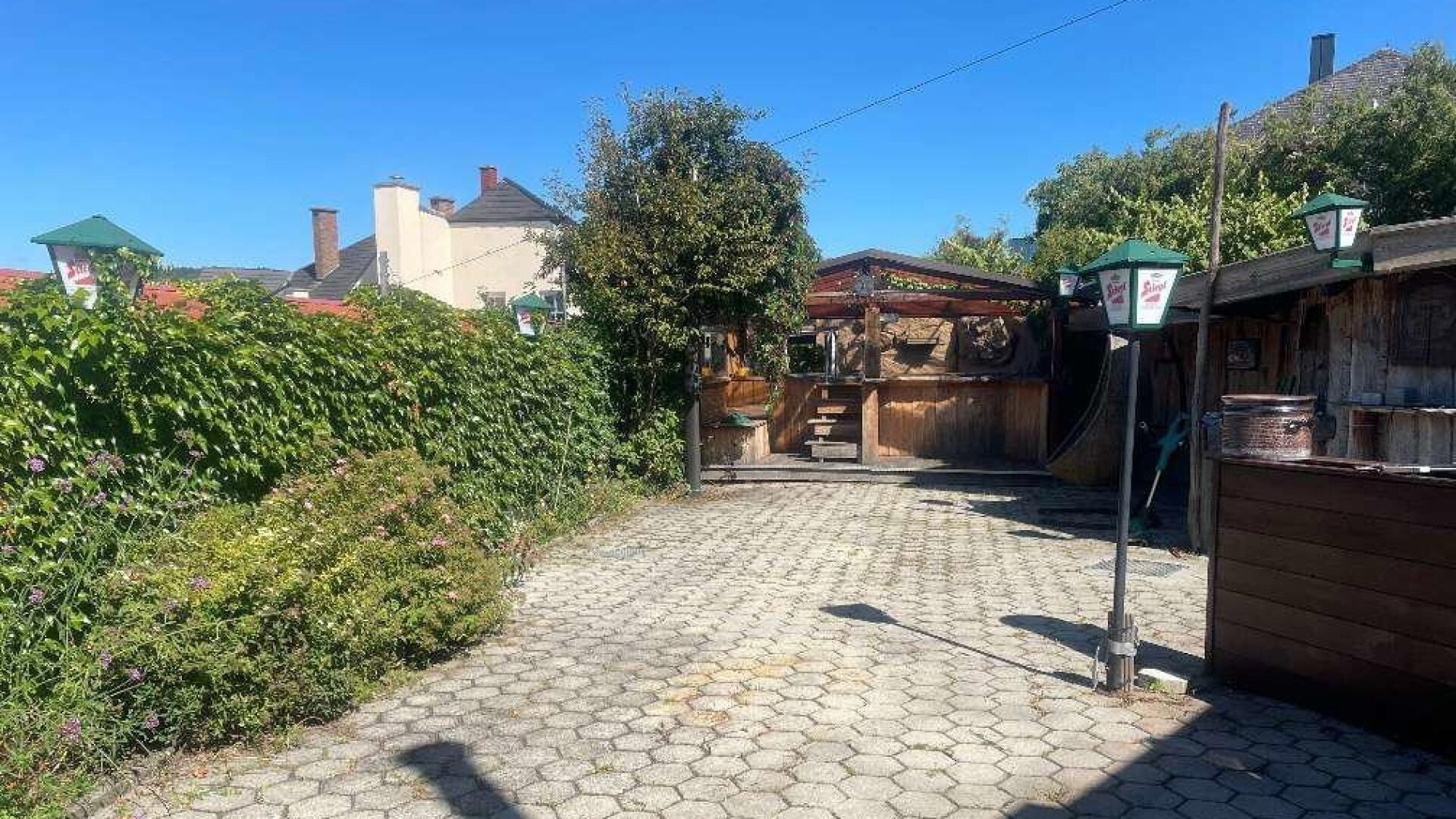 Arbeiten und Wohnen in Bestlage – Exklusive Gewerbefläche mit Garten & Pool