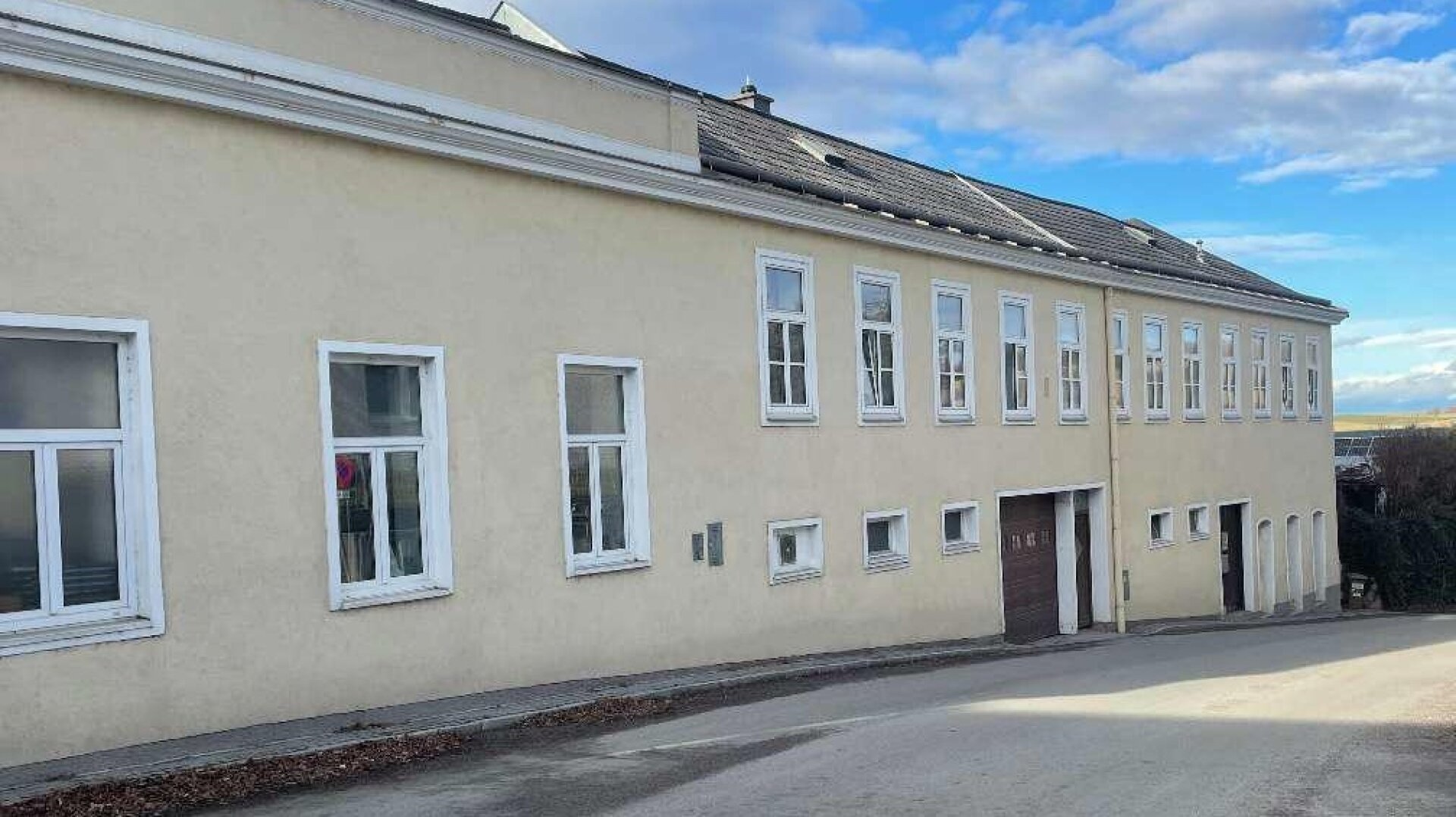 Arbeiten und Wohnen in Bestlage – Exklusive Gewerbefläche mit Garten & Pool