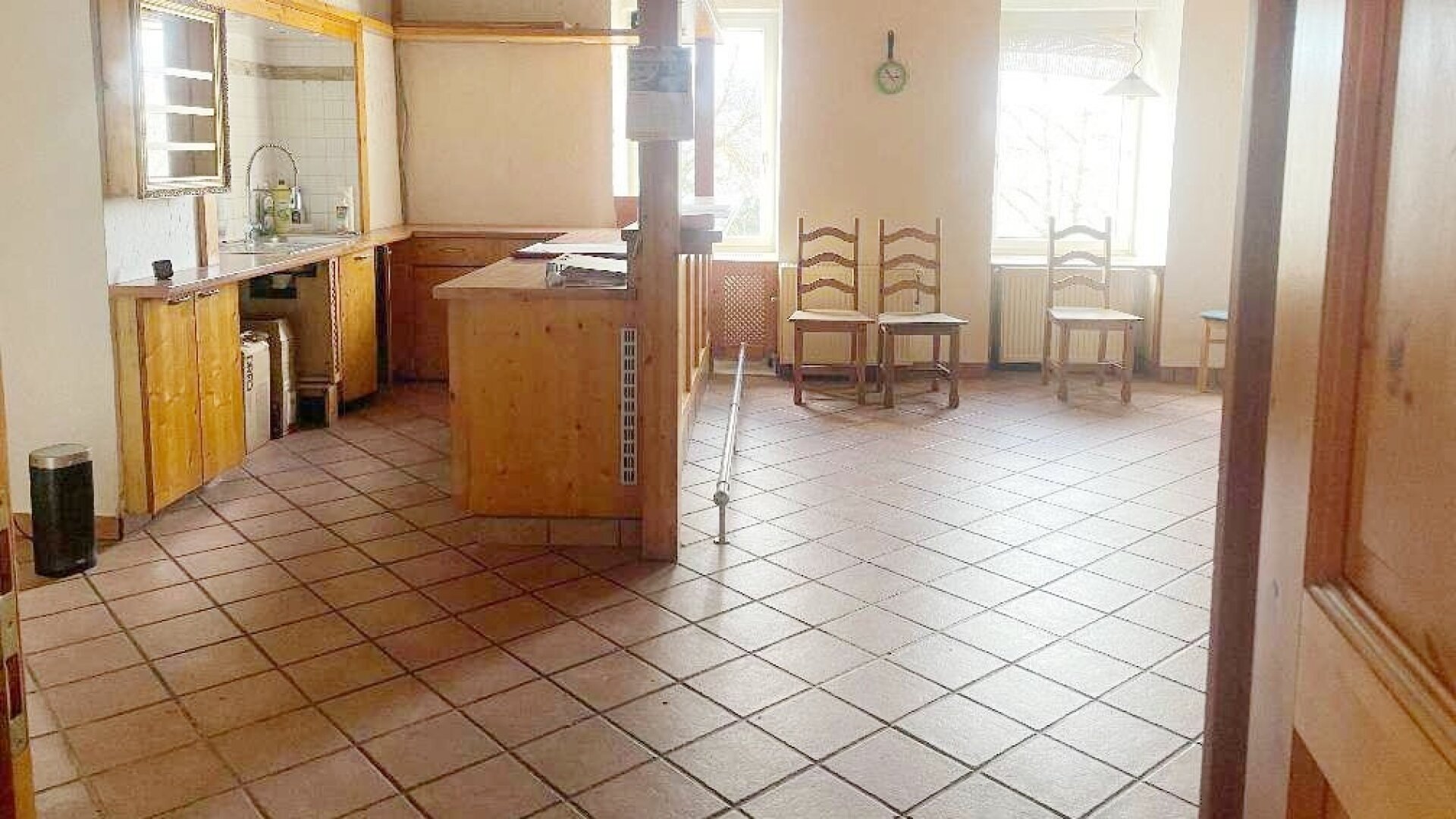 Arbeiten und Wohnen in Bestlage – Exklusive Gewerbefläche mit Garten & Pool