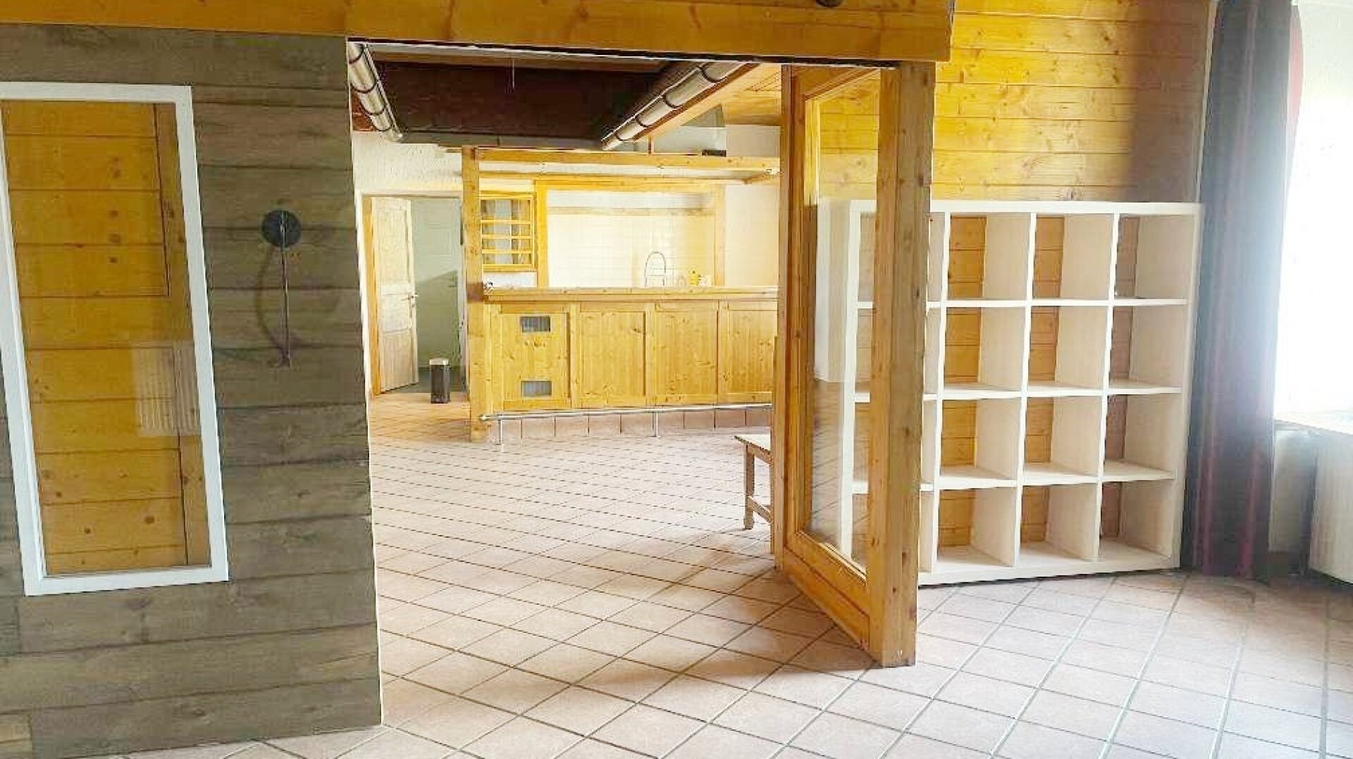 Arbeiten und Wohnen in Bestlage – Exklusive Gewerbefläche mit Garten & Pool