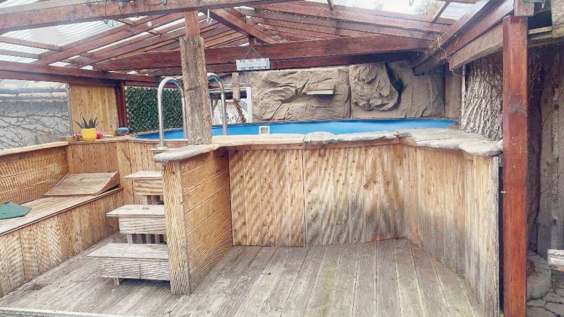 Arbeiten und Wohnen in Bestlage – Exklusive Gewerbefläche mit Garten & Pool