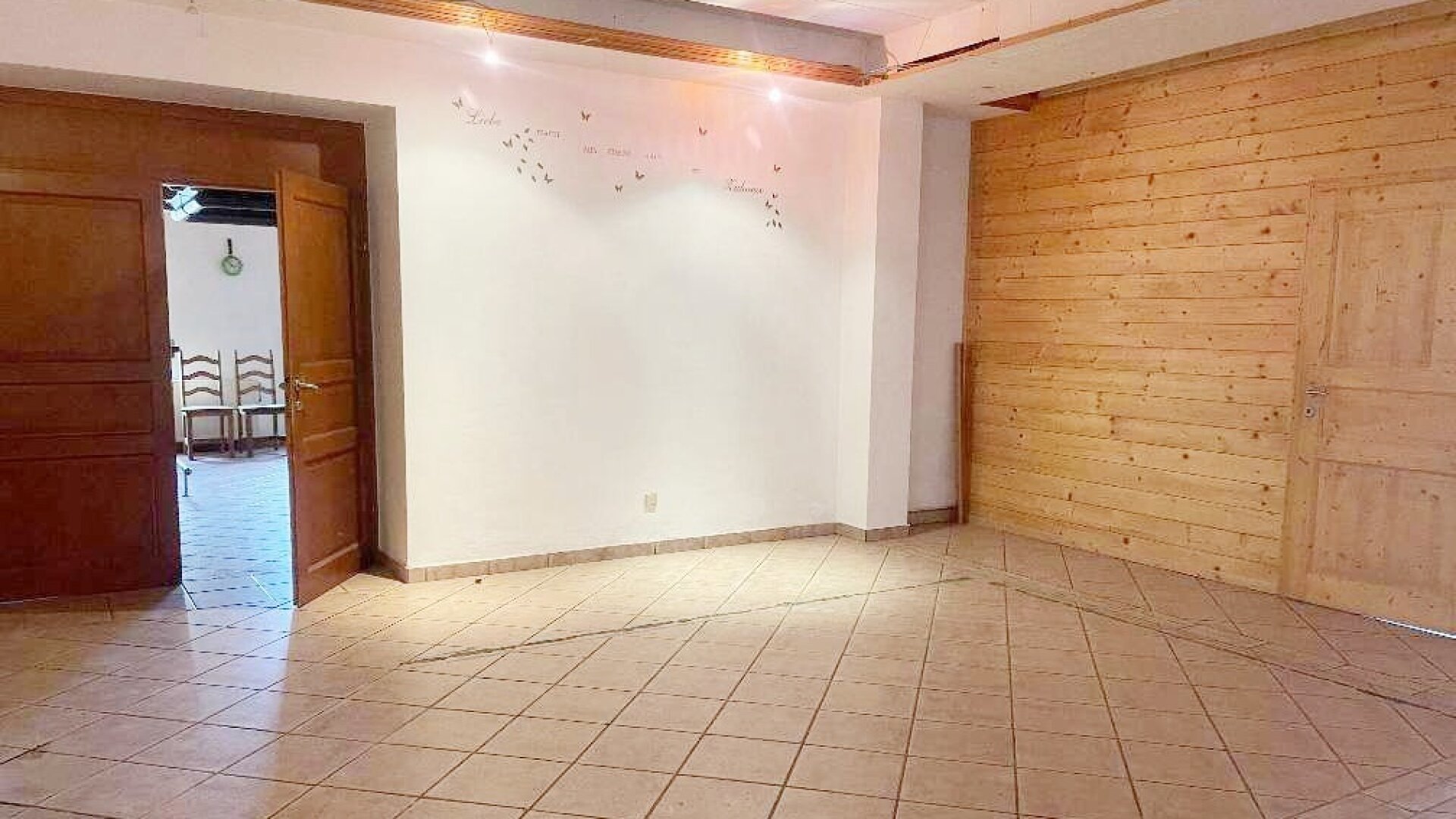 Arbeiten und Wohnen in Bestlage – Exklusive Gewerbefläche mit Garten & Pool