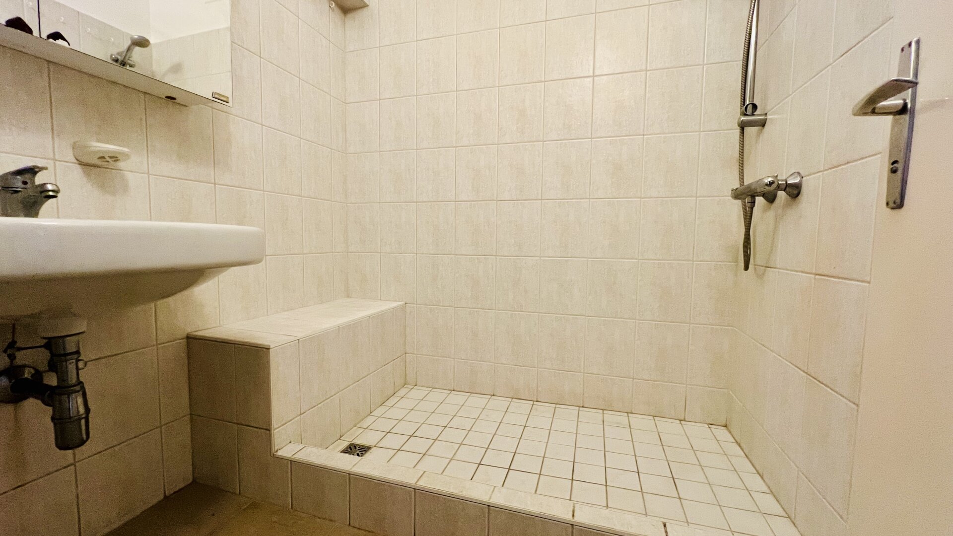 300m zur U1 - 4 Zimmerwohnung - Entwicklungspotenzial - 16 Minuten zum Stephansplatz - Top Infrastruktur