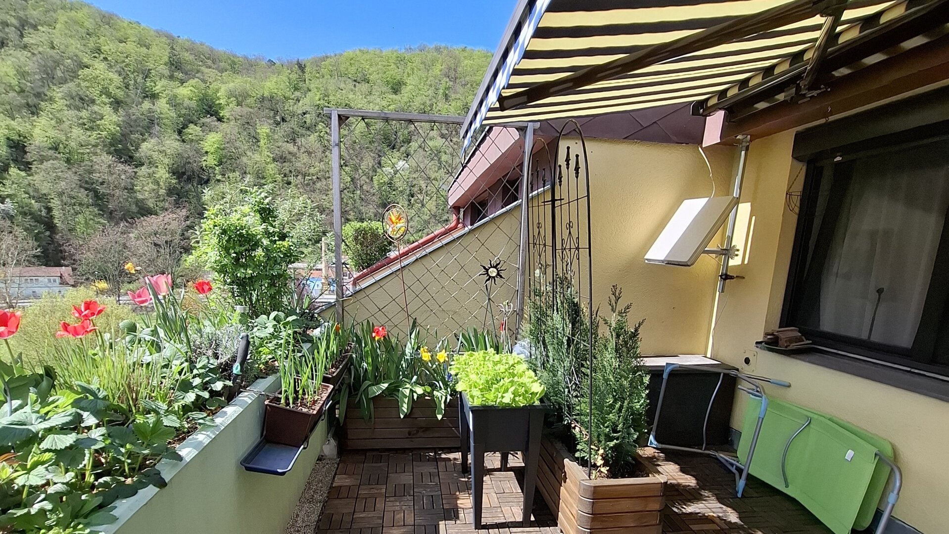 Dachgeschoßwohnung mit 19 m2 Terrasse und Grünblick