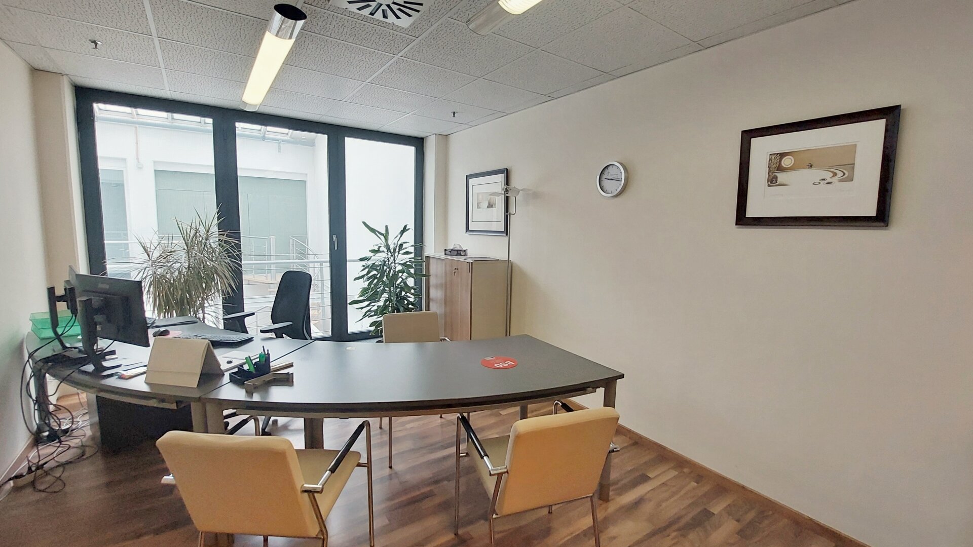 Attraktives Büro mit großen Fensterflächen