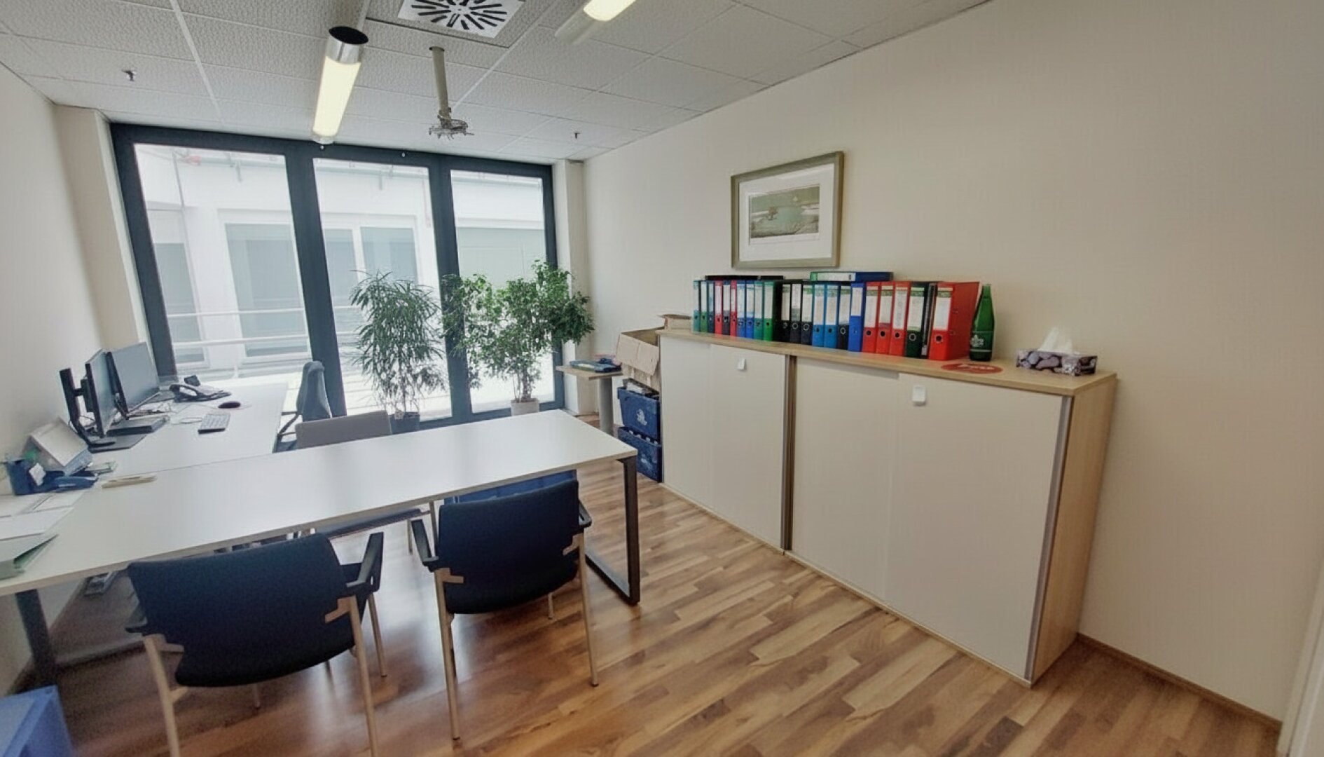Attraktives Büro mit großen Fensterflächen