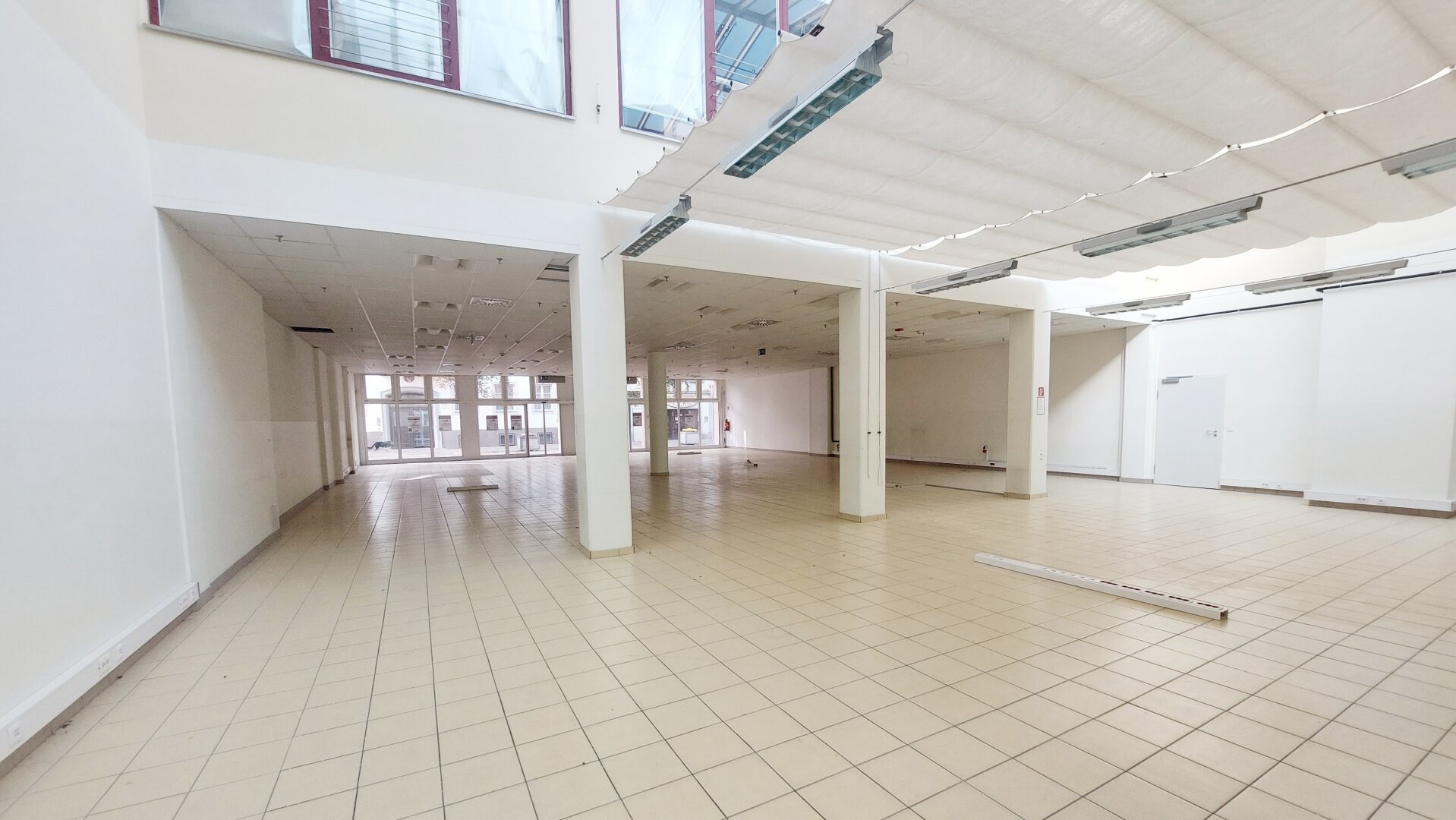 Großzügige Lichtdurchflutete Verkaufsfläche in Top Lage
