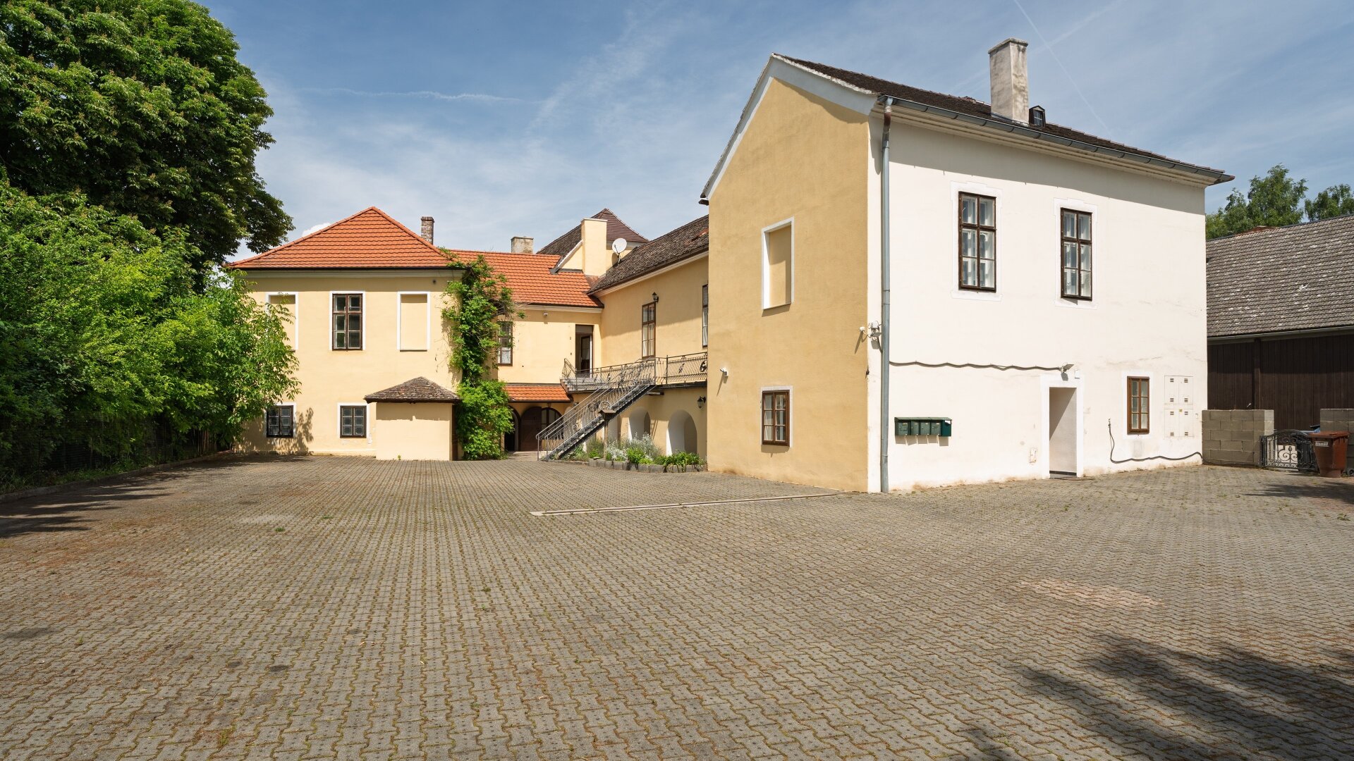 Seltene Investmentchance: Ehemaliges Kloster mit Wohn- und Geschäftsflächen