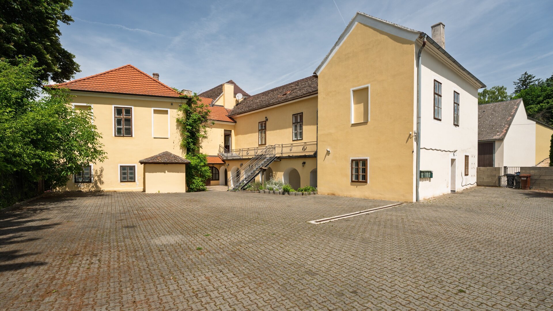 Seltene Investmentchance: Ehemaliges Kloster mit Wohn- und Geschäftsflächen