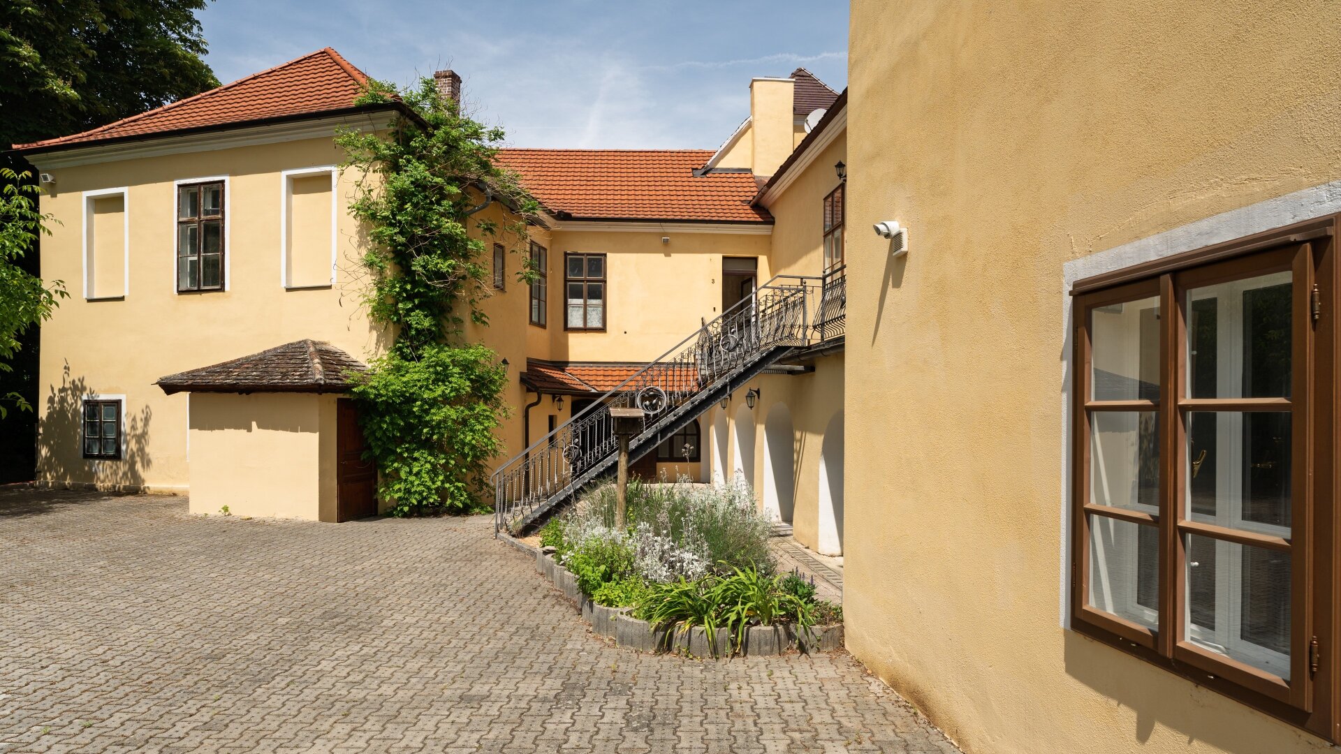 Seltene Investmentchance: Ehemaliges Kloster mit Wohn- und Geschäftsflächen