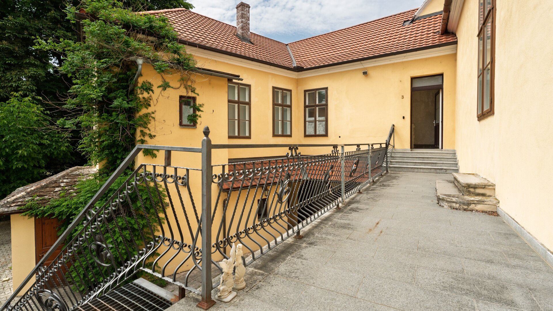 Seltene Investmentchance: Ehemaliges Kloster mit Wohn- und Geschäftsflächen
