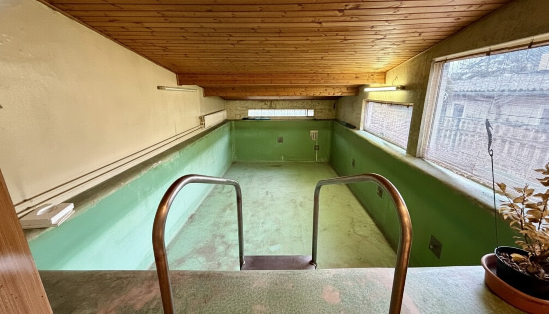 Einfamilienhaus mit großem 721m2 Grundstück und Indoor-Pool
