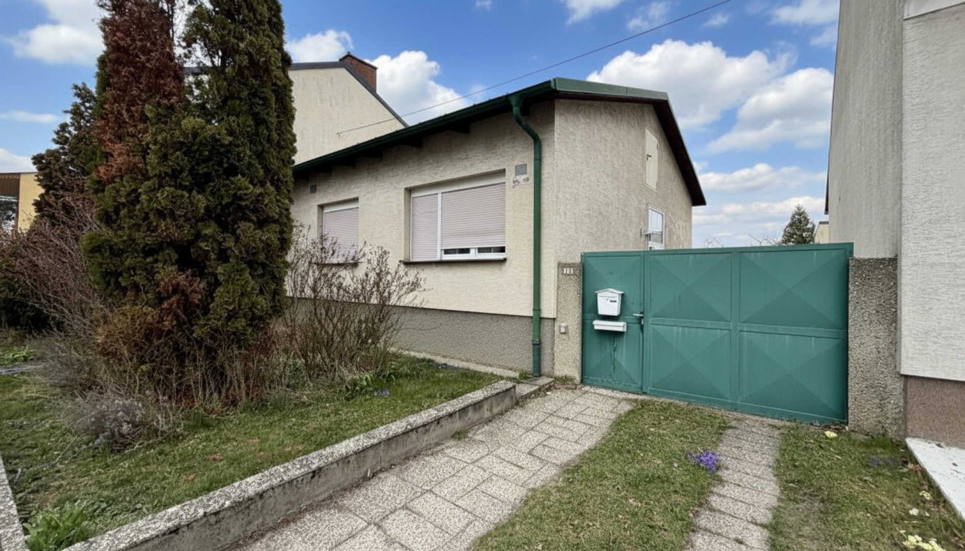 Einfamilienhaus mit großem 721m2 Grundstück und Indoor-Pool