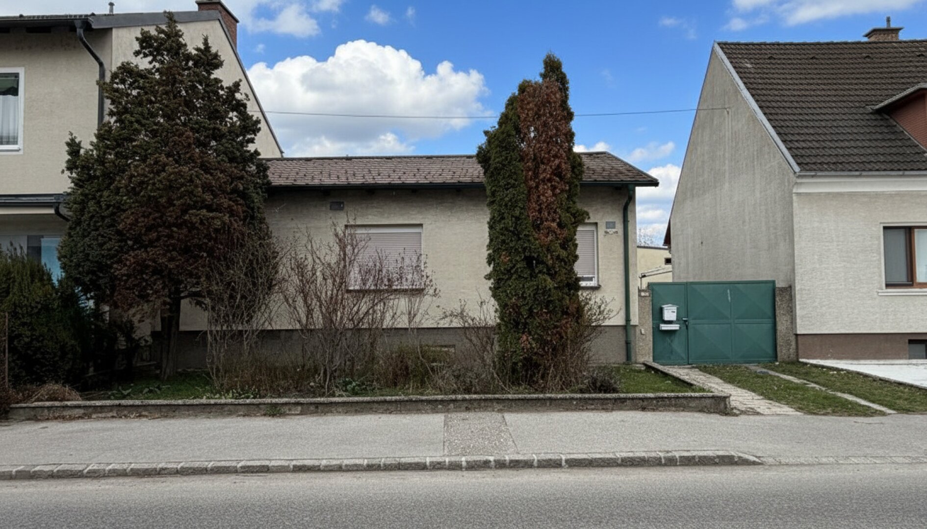 Einfamilienhaus mit großem 721m2 Grundstück und Indoor-Pool