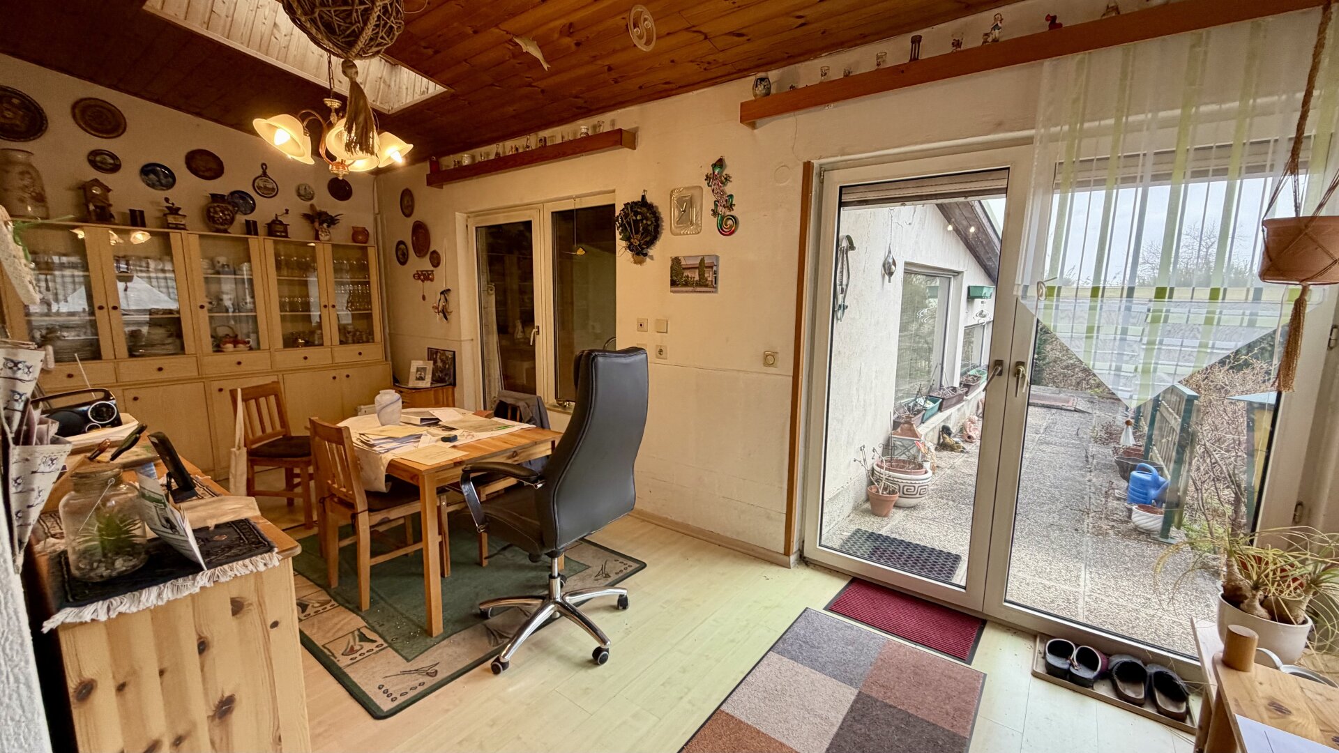 Einfamilienhaus mit großem 721m2 Grundstück und Indoor-Pool