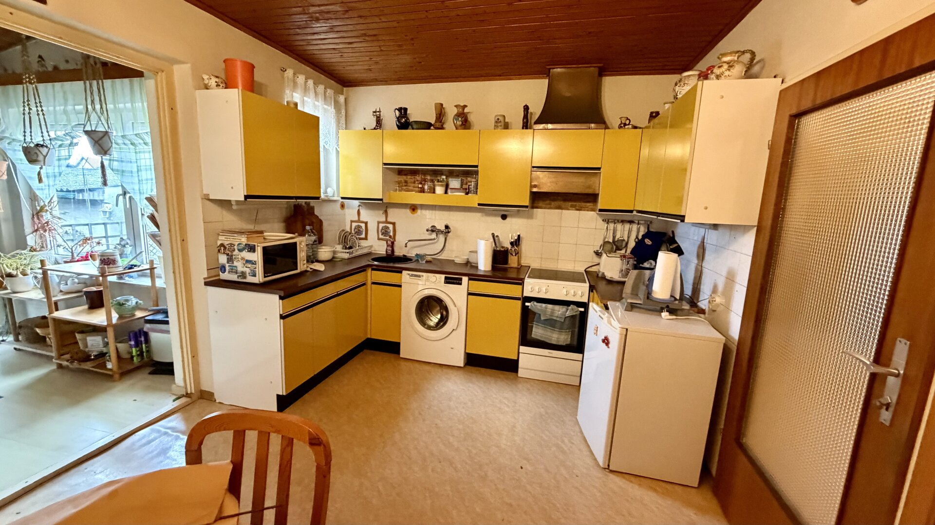 Einfamilienhaus mit großem 721m2 Grundstück und Indoor-Pool