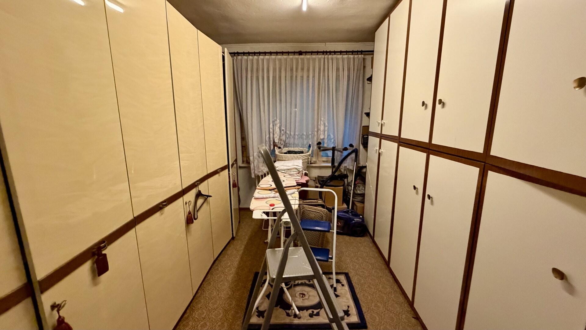 Einfamilienhaus mit großem 721m2 Grundstück und Indoor-Pool