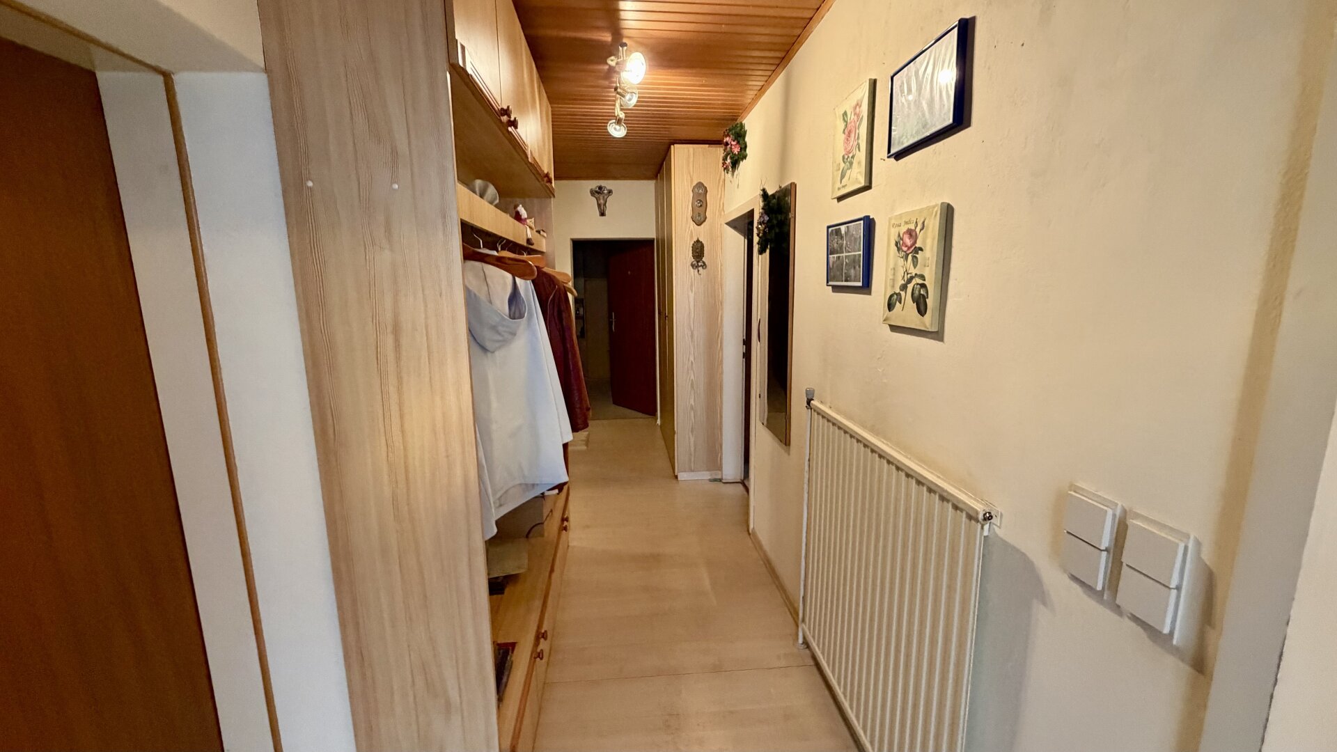 Einfamilienhaus mit großem 721m2 Grundstück und Indoor-Pool