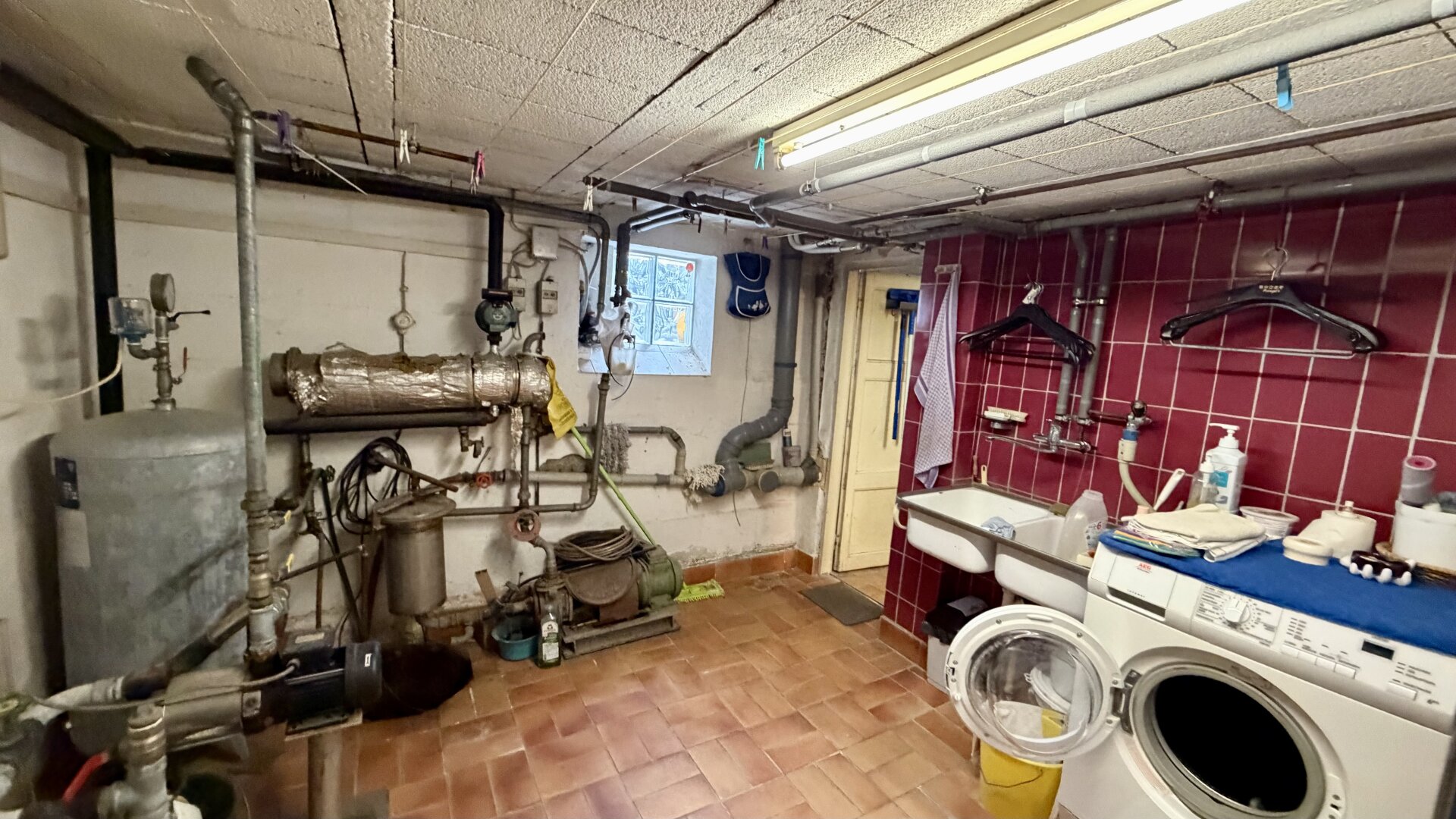 Einfamilienhaus mit großem 721m2 Grundstück und Indoor-Pool