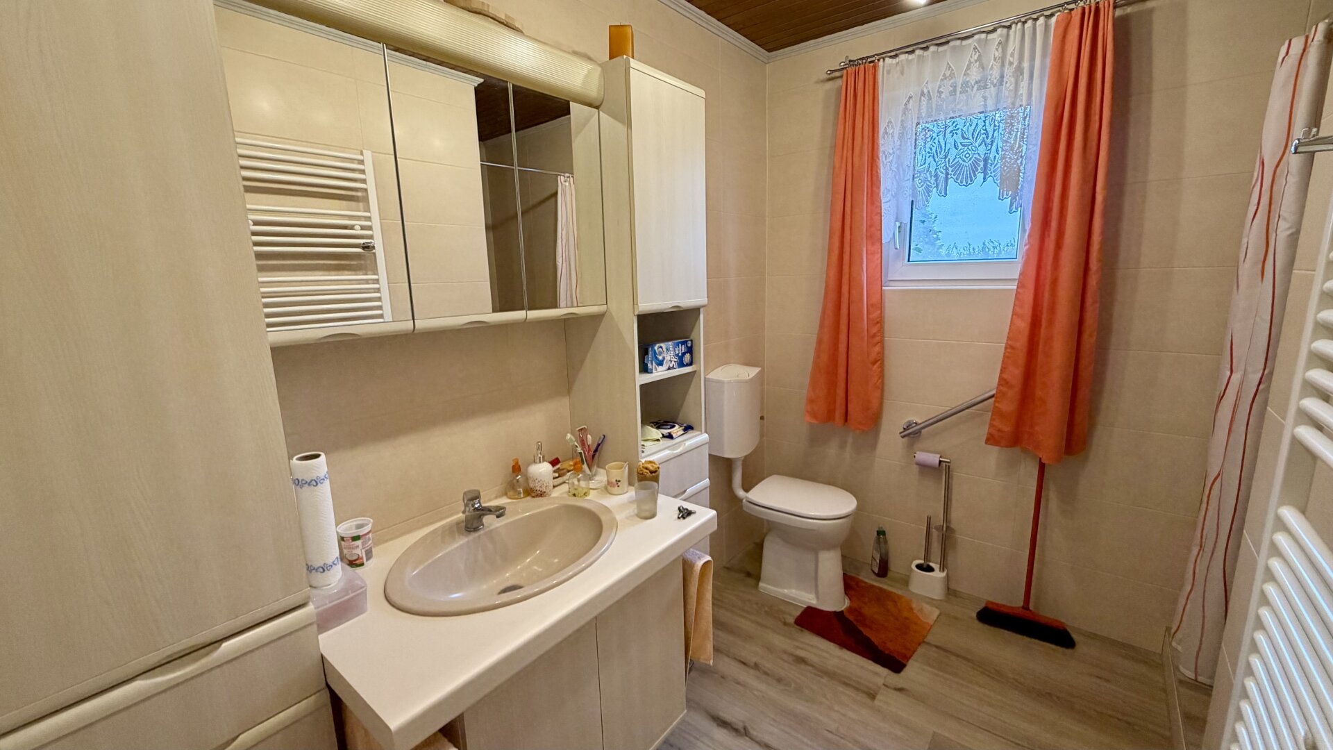 Einfamilienhaus mit großem 721m2 Grundstück und Indoor-Pool