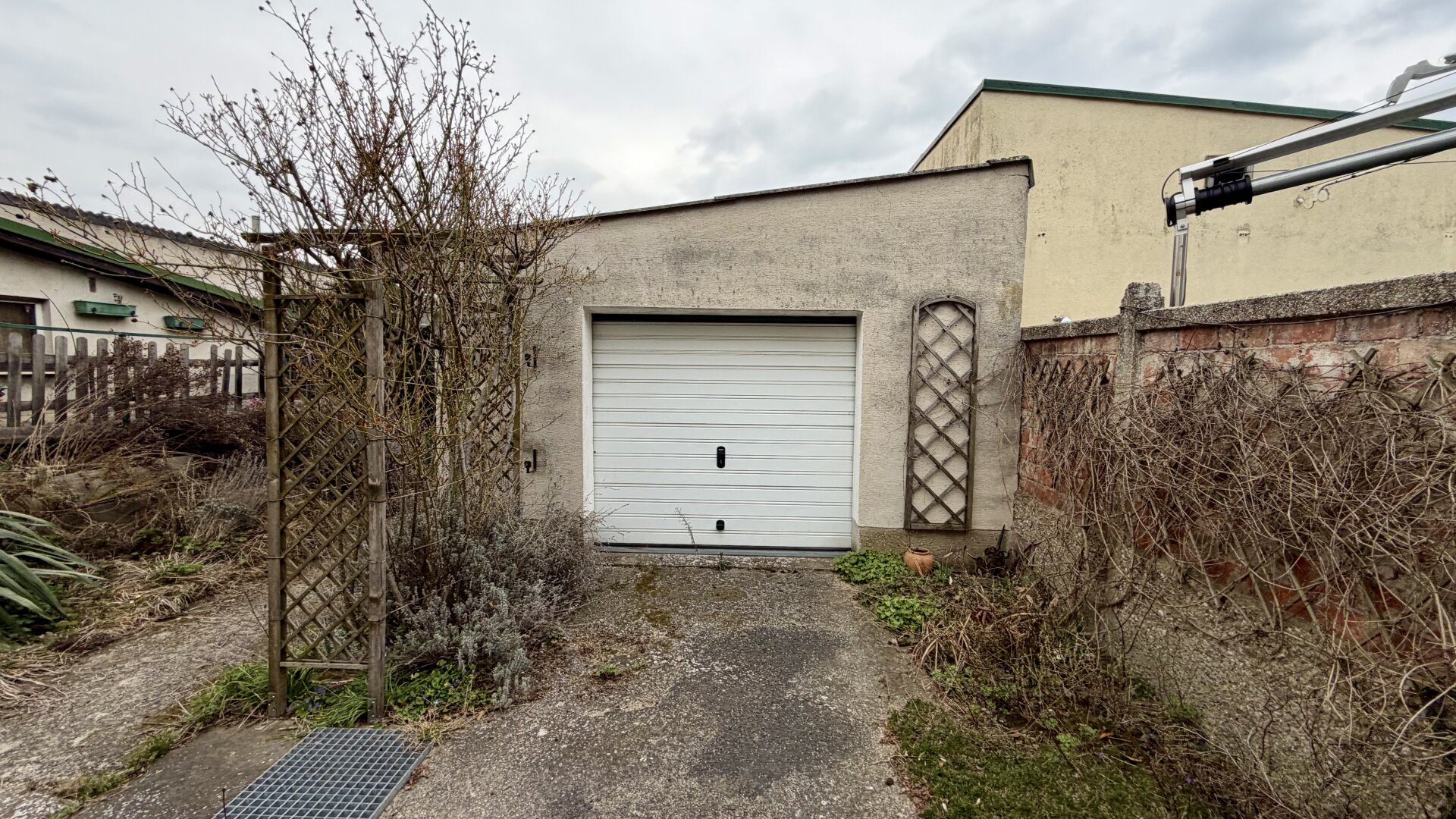 Einfamilienhaus mit großem 721m2 Grundstück und Indoor-Pool