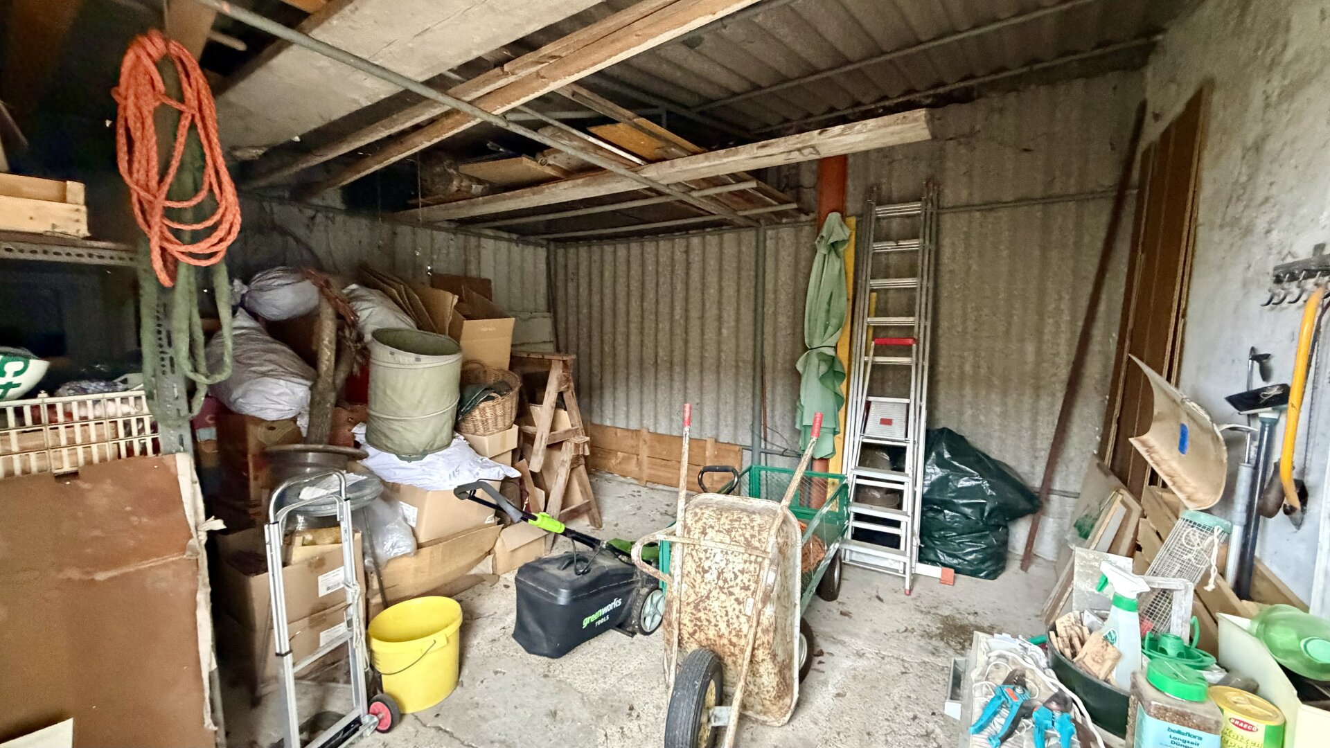 Einfamilienhaus mit großem 721m2 Grundstück und Indoor-Pool
