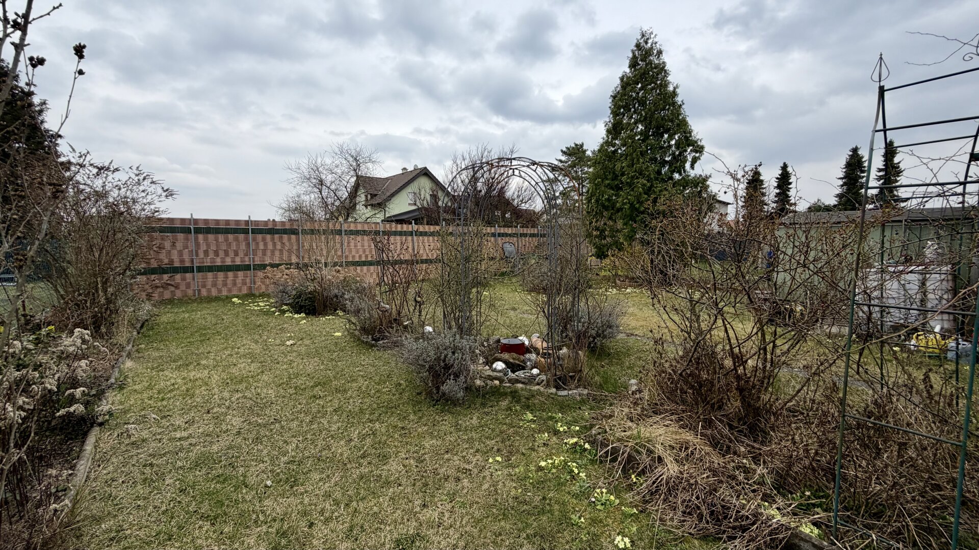 Einfamilienhaus mit großem 721m2 Grundstück und Indoor-Pool