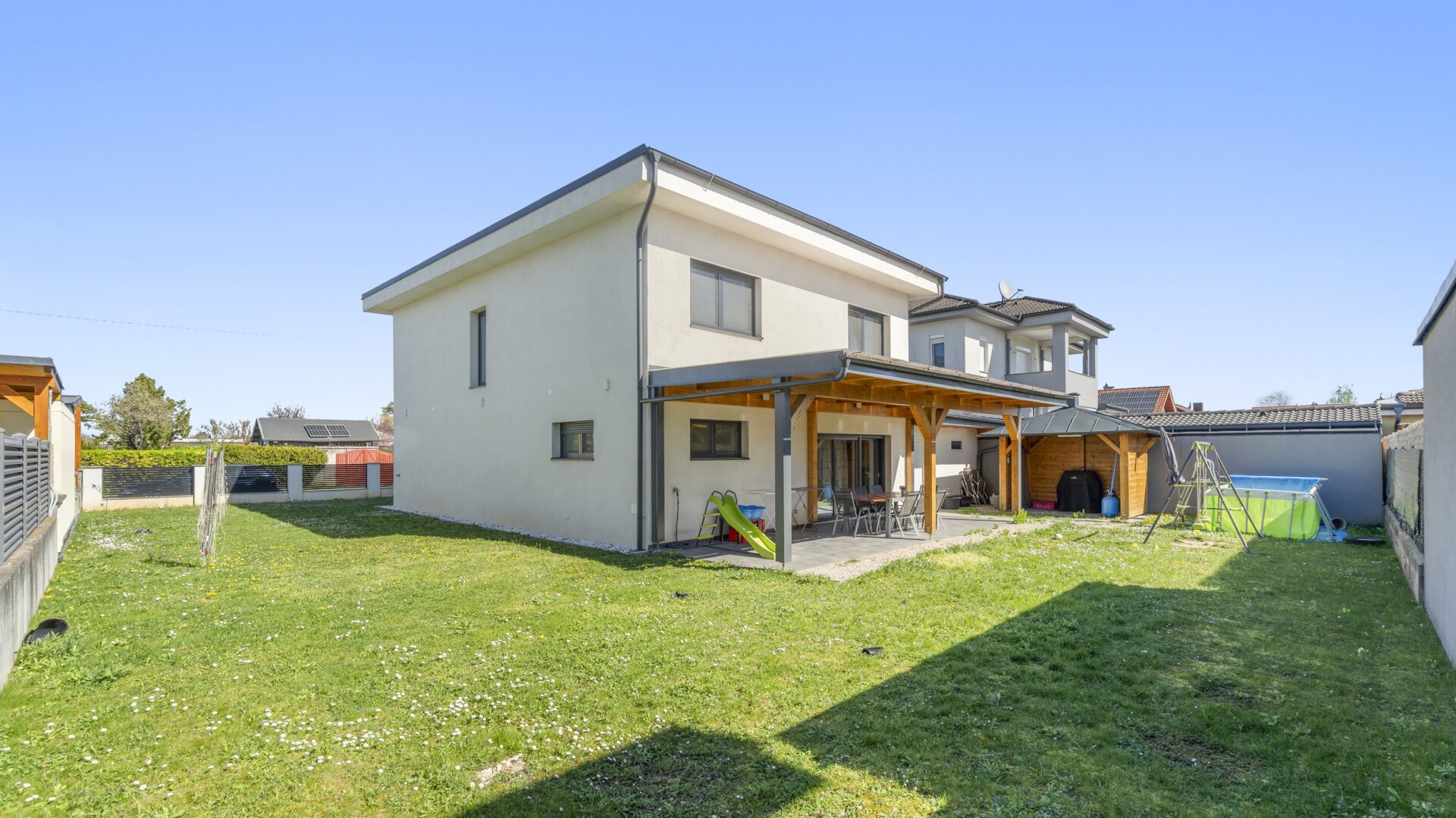 Hochwertiges Traumhaus mit Terrasse, Garage & Carport