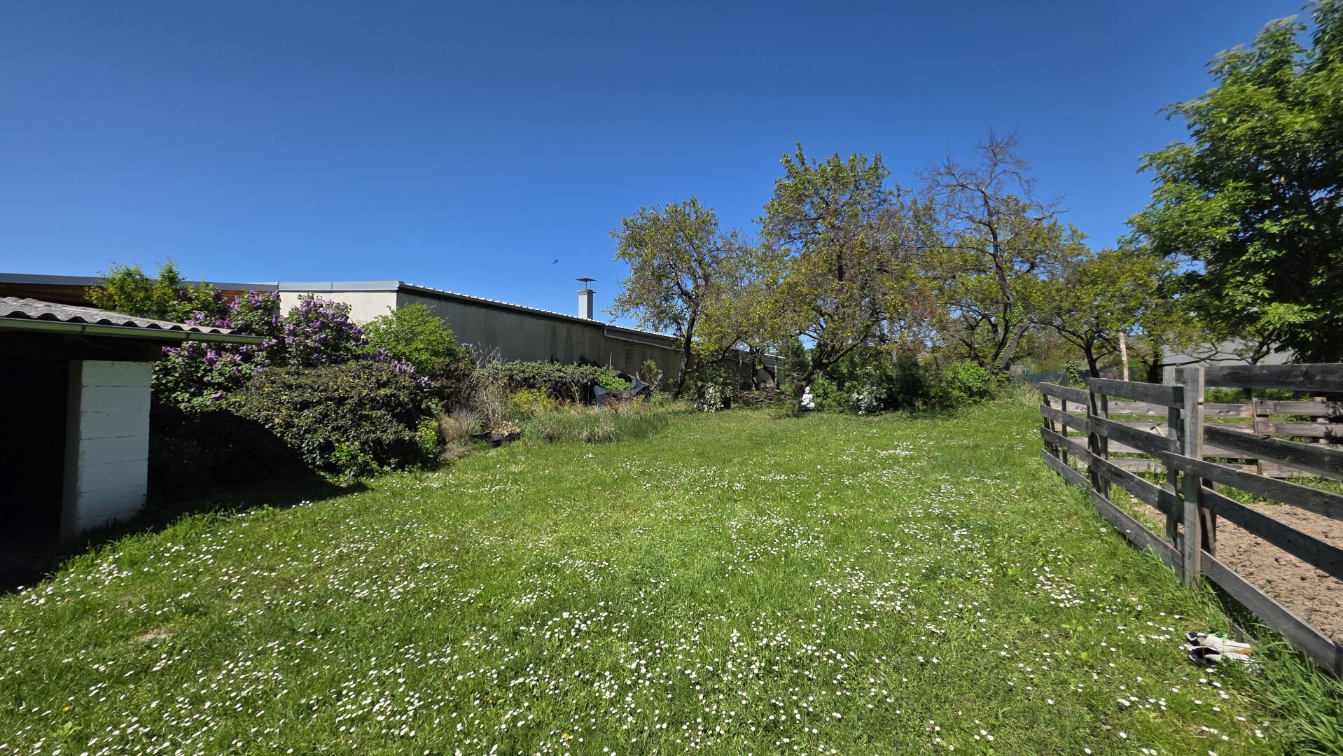 Hausanteil mit Garten und Nebengebäude
