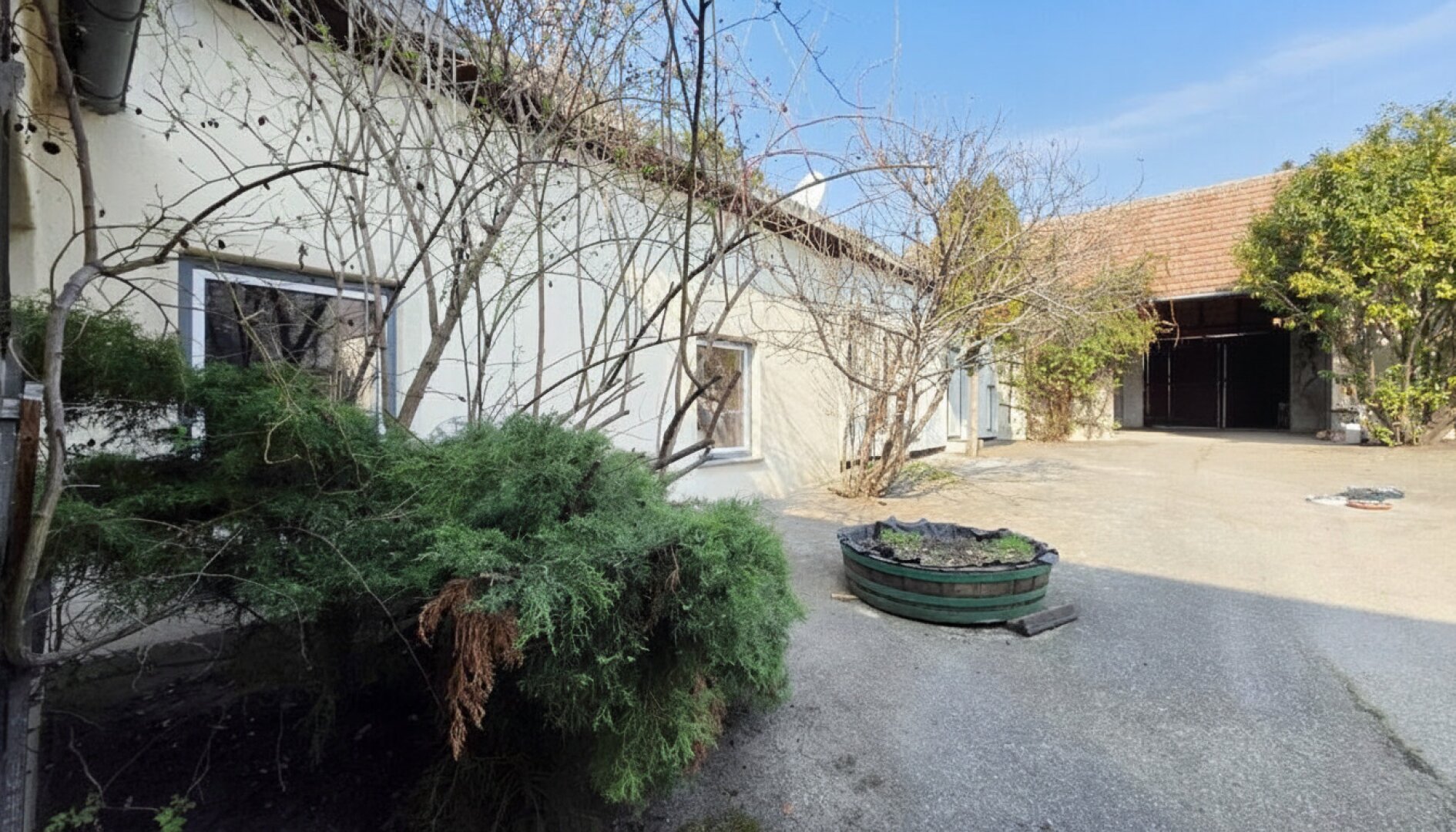 Hausanteil mit Garten und Nebengebäude
