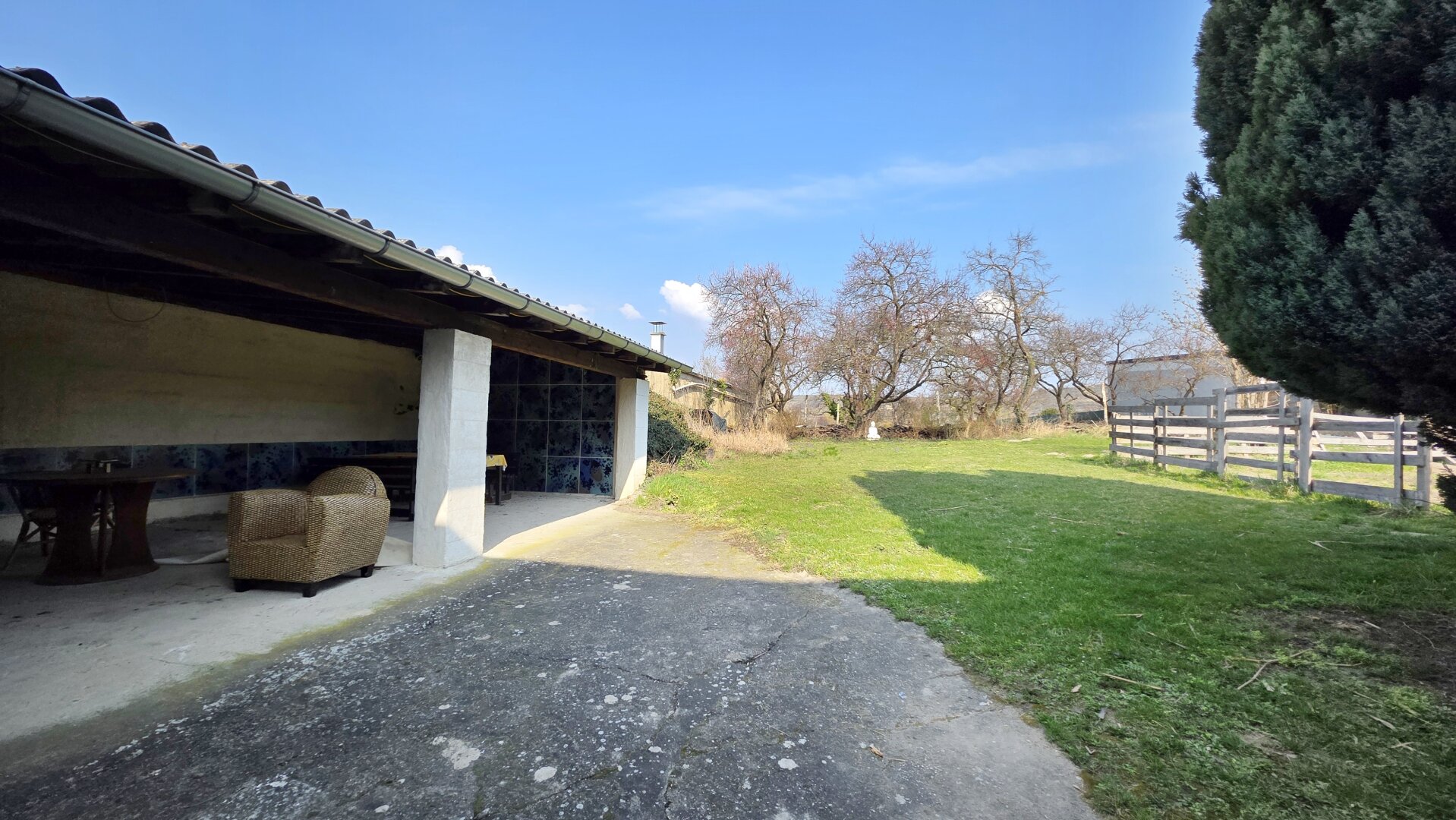 Hausanteil mit Garten und Nebengebäude
