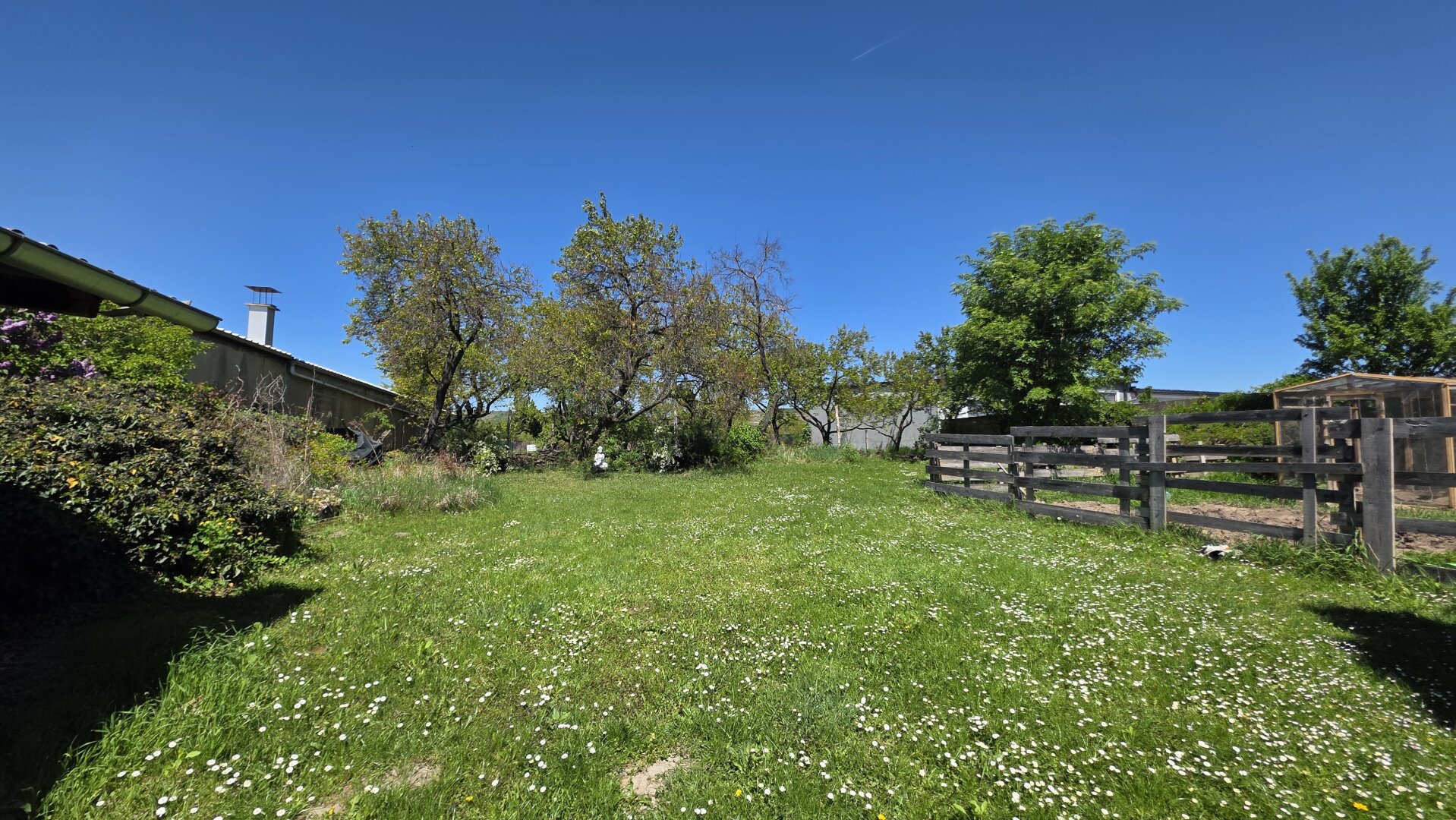 Hausanteil mit Garten und Nebengebäude